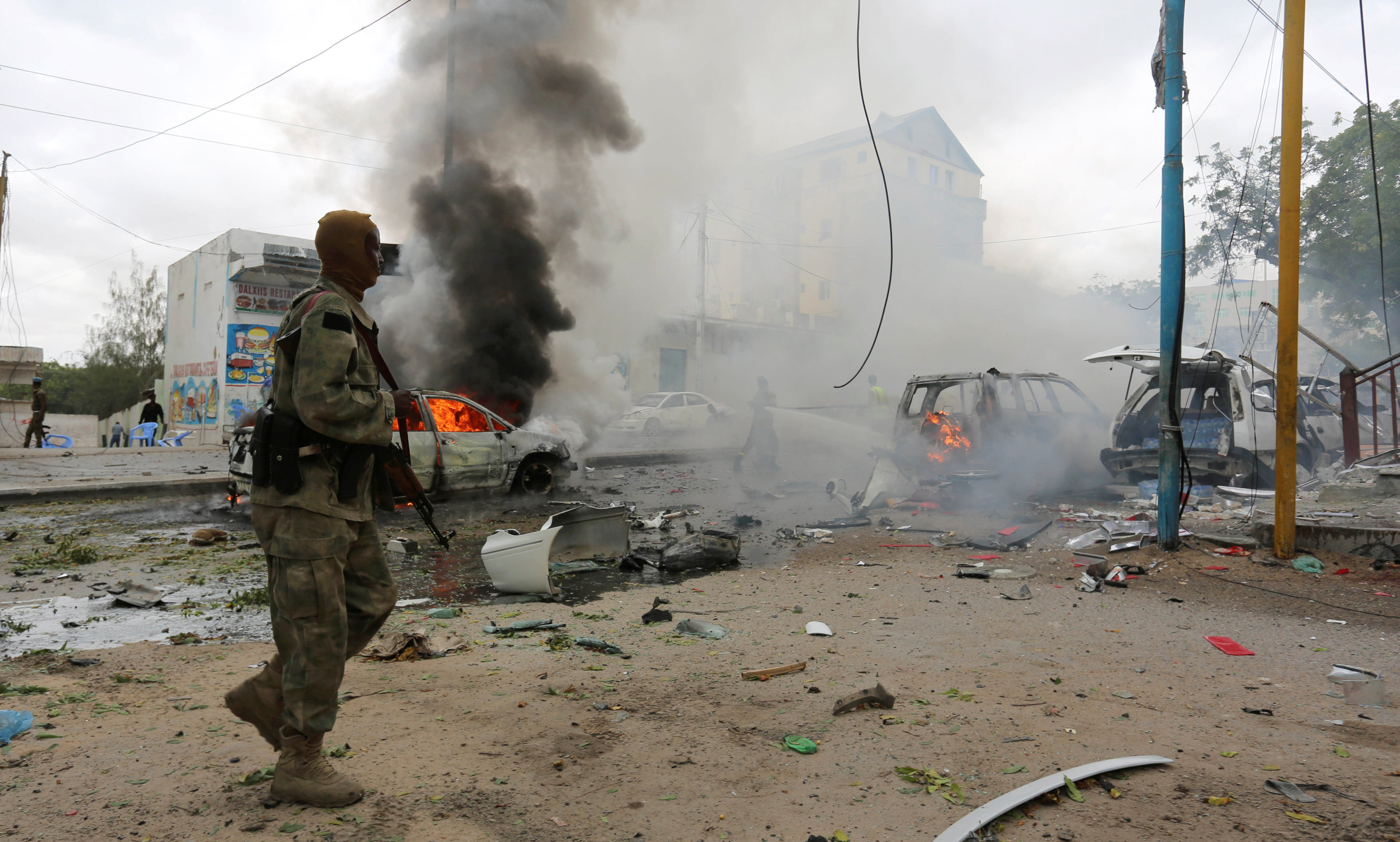 الشرطة الصومالية فى موقع تفجير مقديشو