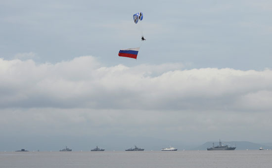 ابرار بالمظلات فى عرض البحرية الروسية