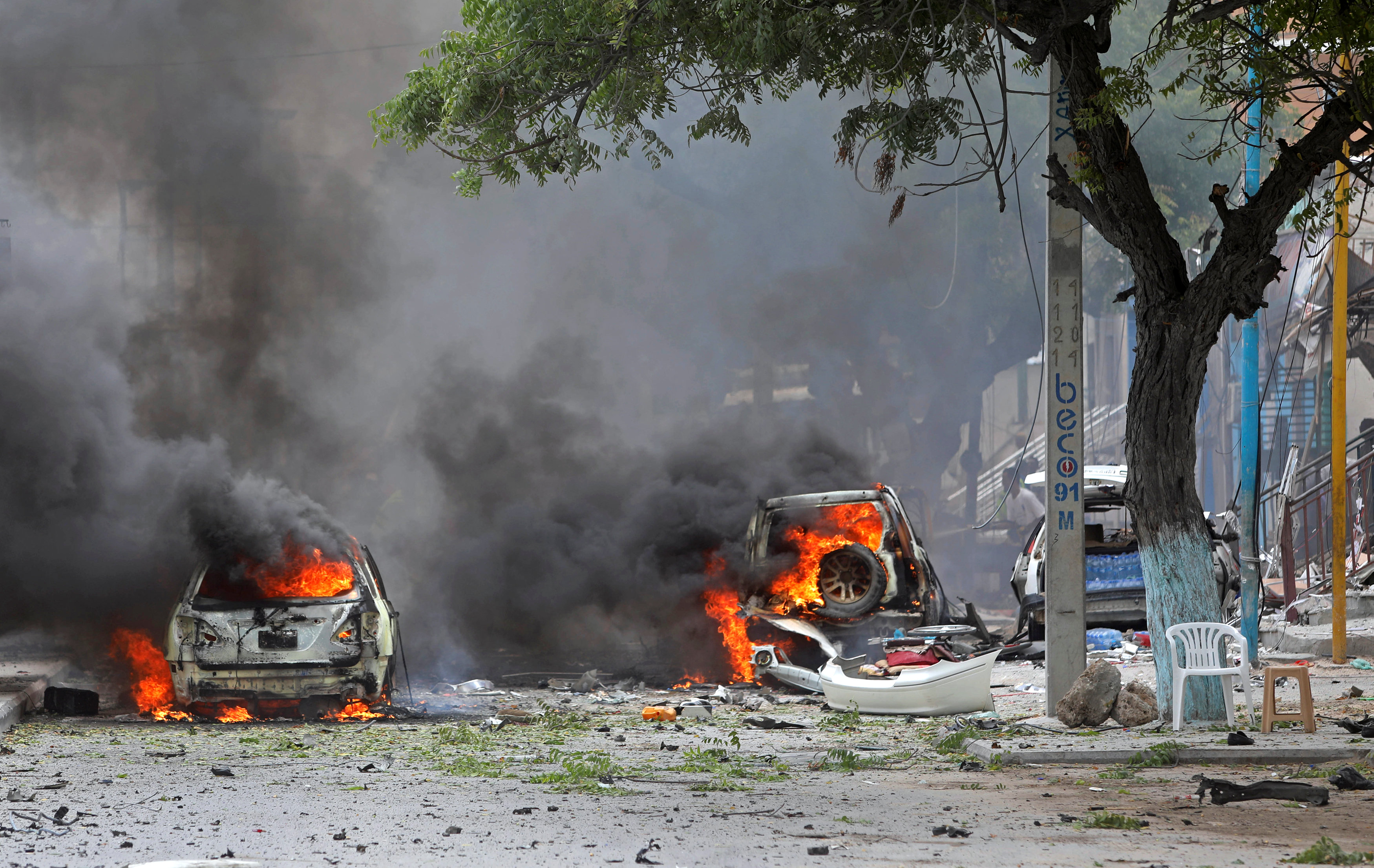 اثار مدمرة نتيجة تفجير مقديشو الصومالية