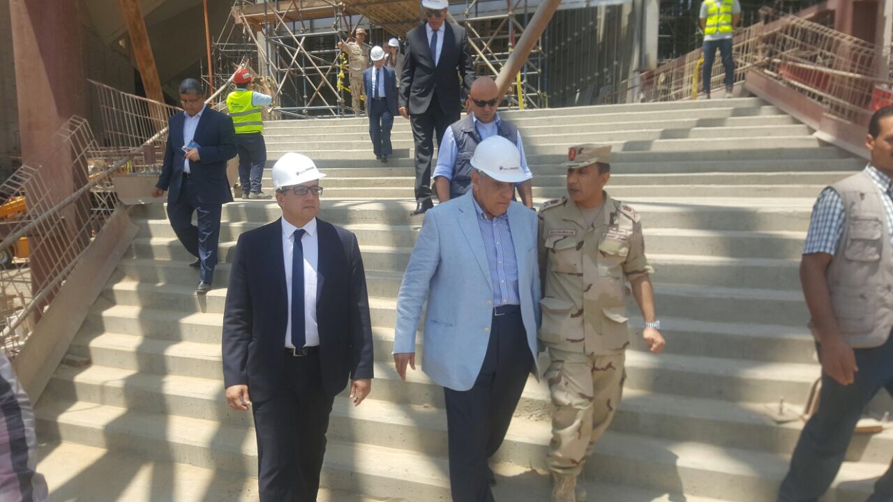 إبراهيم محلب ووزير الآثار يناقشان أعمال تطوير منطقة الهرم والمتحف الكبير (1)