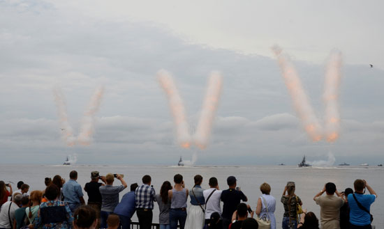 مواطنون يحتشدون لمتابعة العرض العسكرى للبحرية الروسية
