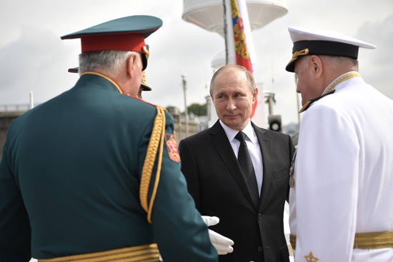 وزير الدفاع الروسى فى استقبال الرئيس فلاديمير بوتين