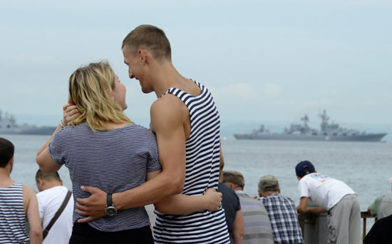 المواطنون يتابعون العرض العسكرى للبحرية الروسية