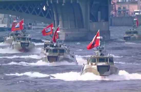 زوارق روسية خلال عرض البحرية