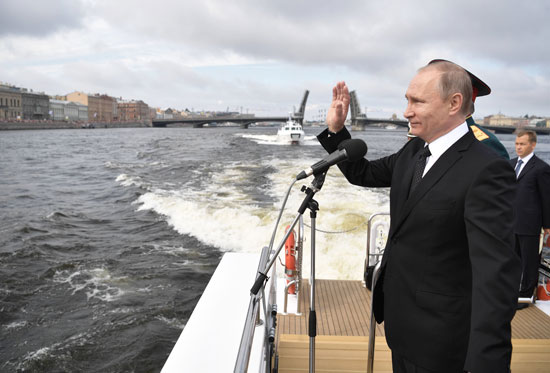 بوتين يحيى قوات البحرية الروسية خلال العرض