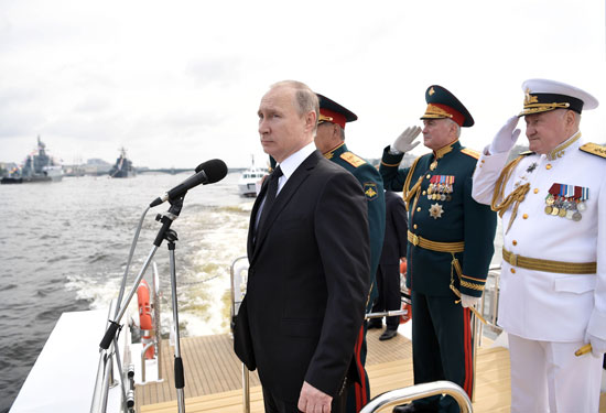 بوتين فى جولة بحرية بين قطع الأسطول الروسى قبل العرض