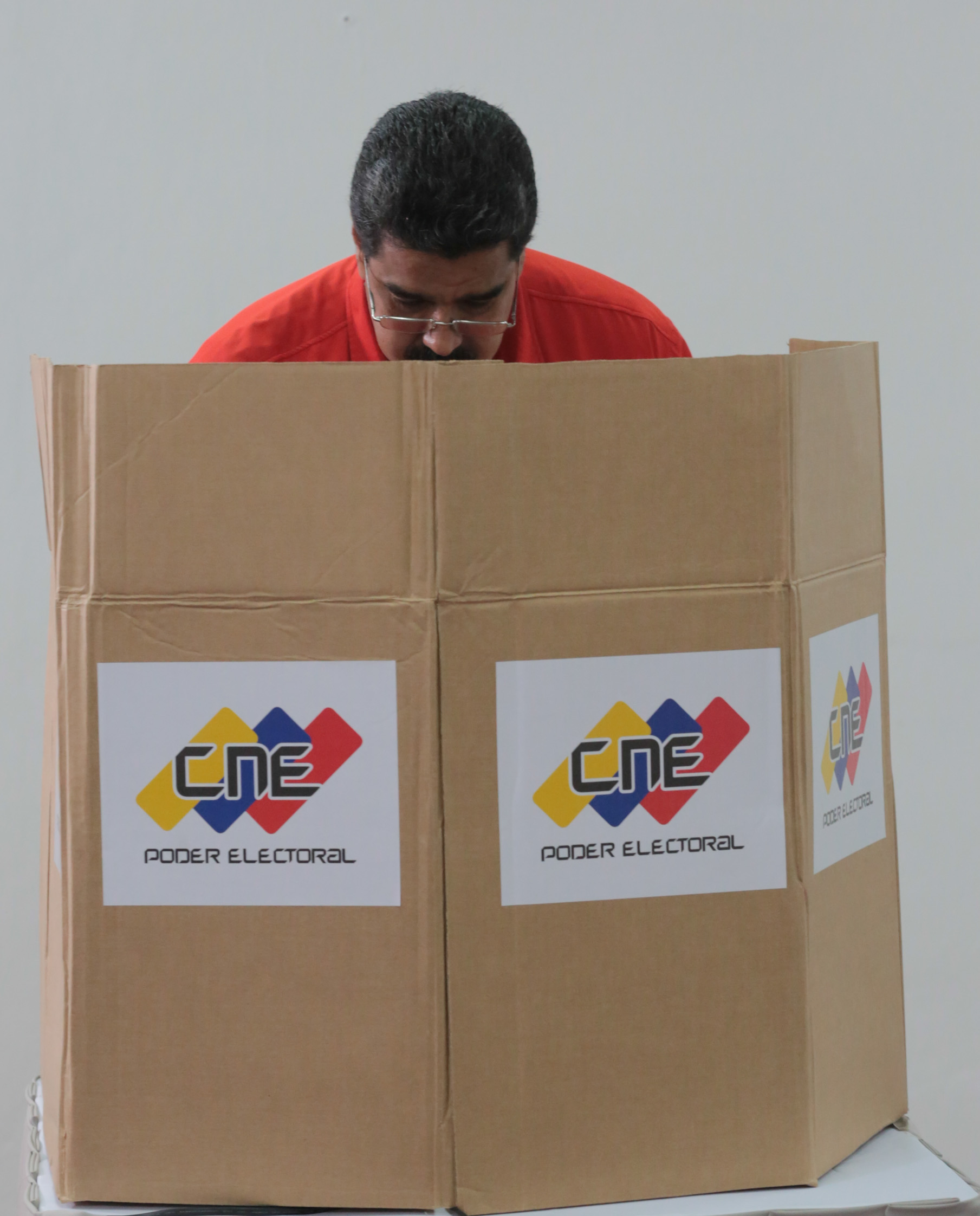 رئيس فنزويلا يدلى بصوته فى انتخاب الجمعية التأسيسية