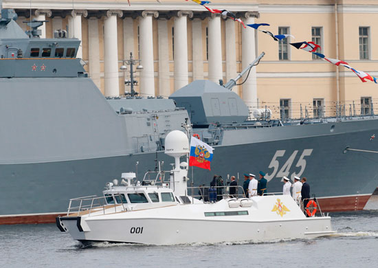 بوتين يتفقد قطع البحرية الروسية المشاركة فى العرض