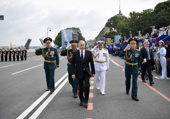 بوتين يستعرض قوات البحرية الروسية قبل انطلاق العرض