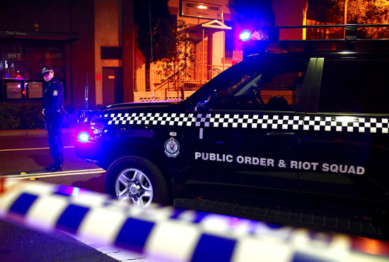 انتشار قوات الشرطة الاسترالية بمحيط المنزل الذى كان يختبئ به أحد المشتبه بهم الأربعة