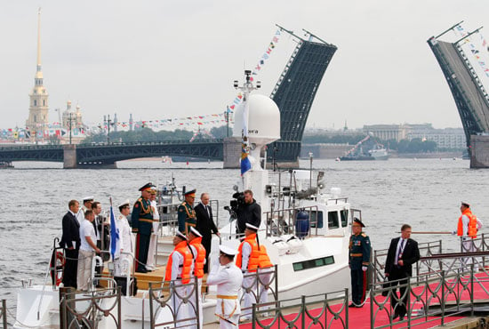 وصول بوتين لمنصة العرض العسكرى للبحرية الروسية