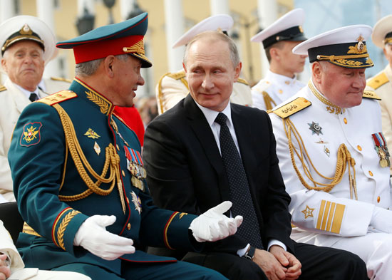 نقاش بين فلاديمير بوتين ووزير الدفاع سيرجى شويجو
