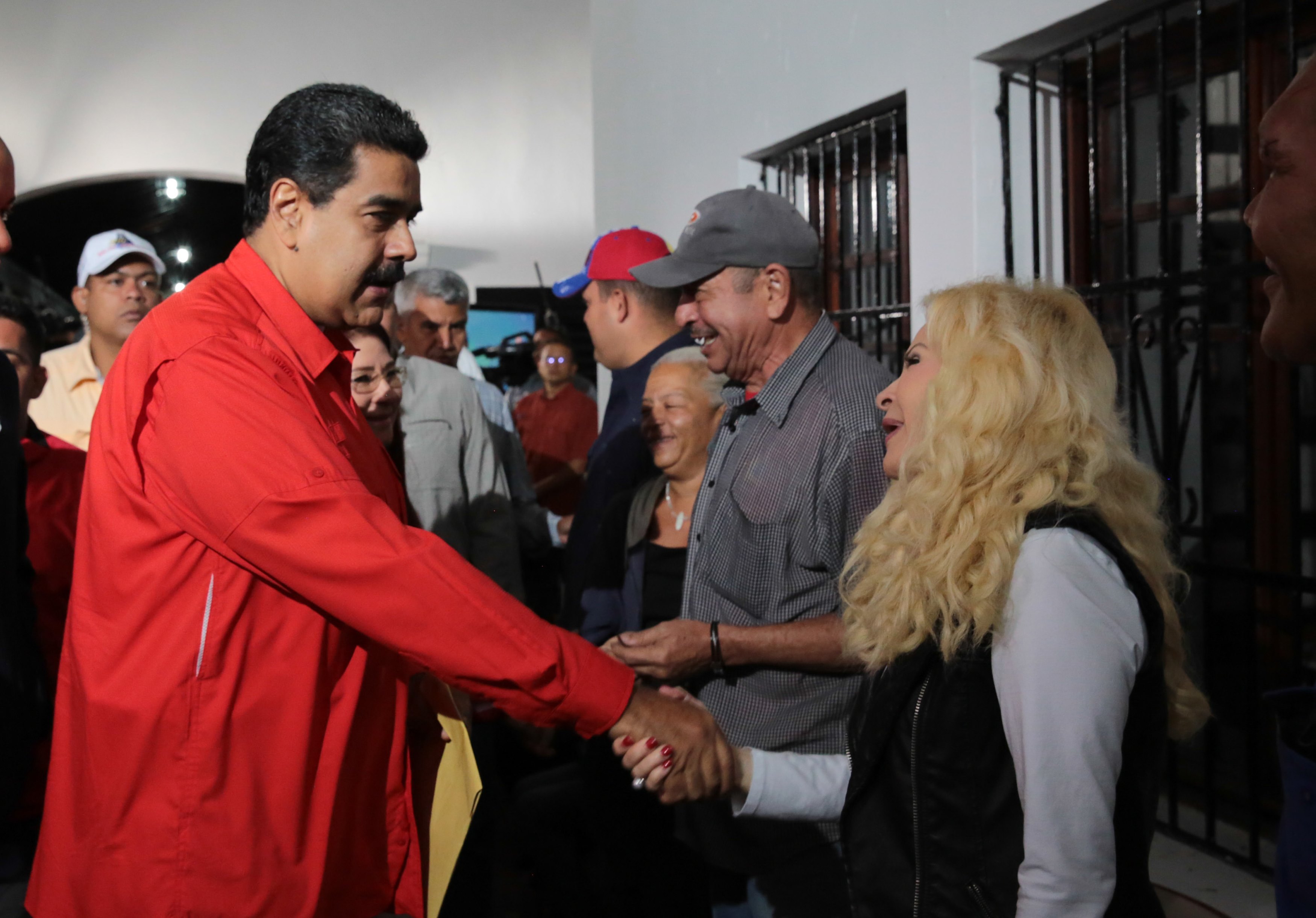 الرئيس الفنزويلى يصافح الناخبون قبل الإدلاء بأصواتهم