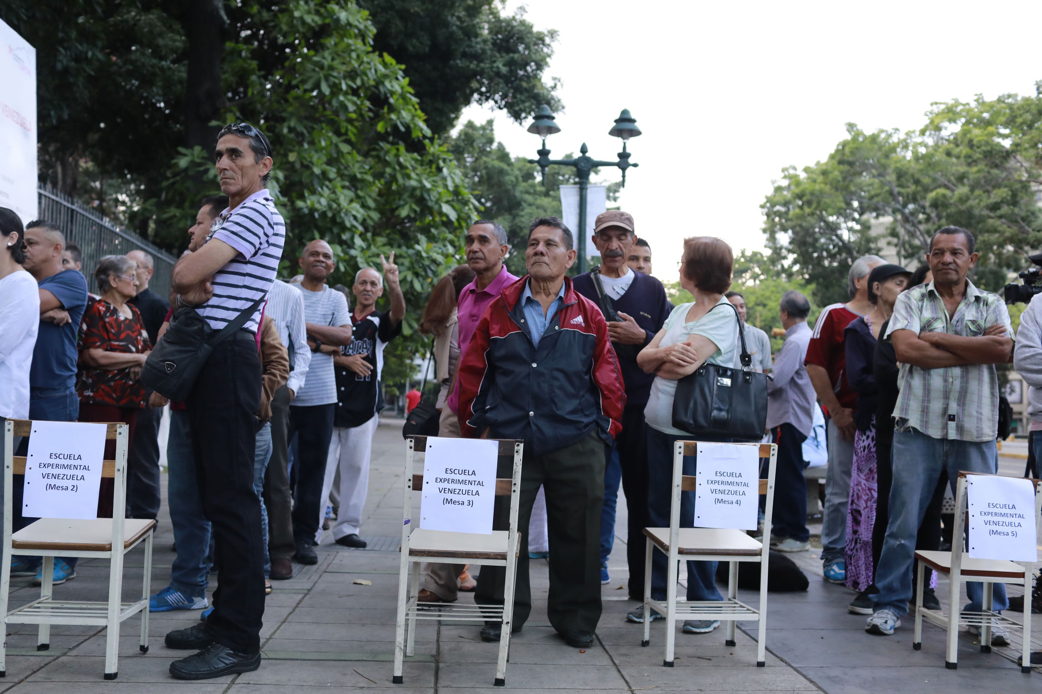 الناخبون ينتظرون دورهم للإدلاء بصوتهم فى فنزويلا