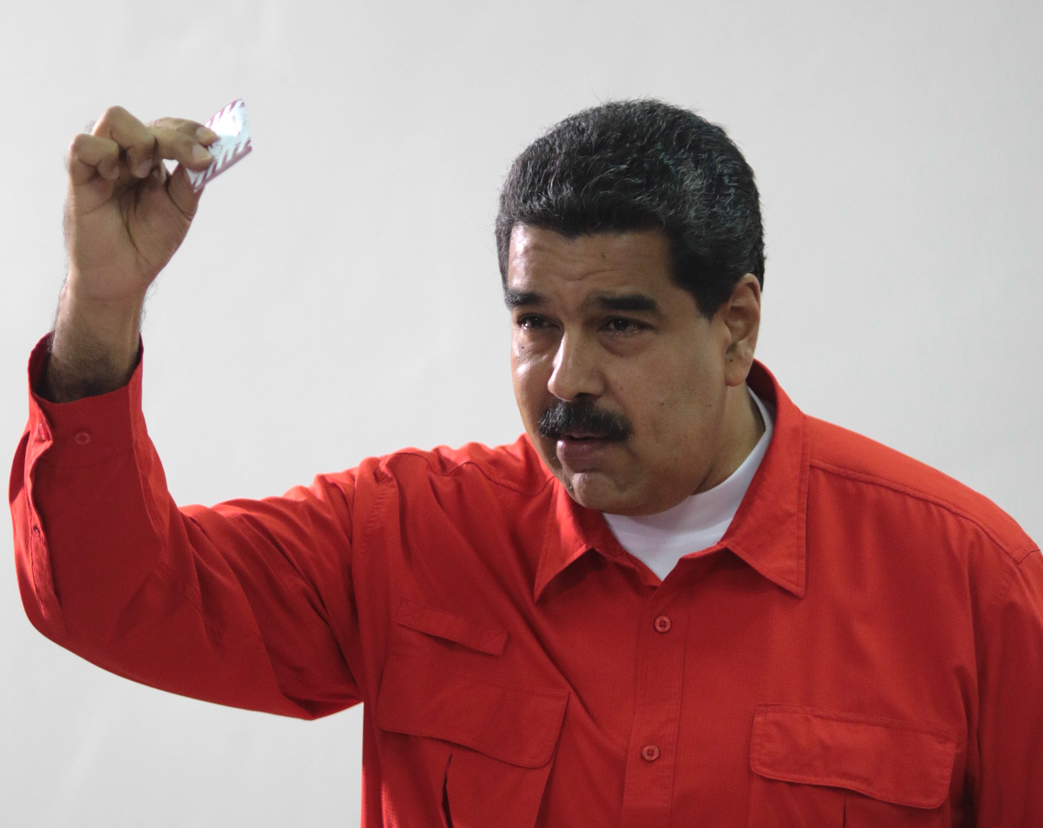 رئيس فنزويلا يرفع ورقة الإقتراع داخل اللجنة