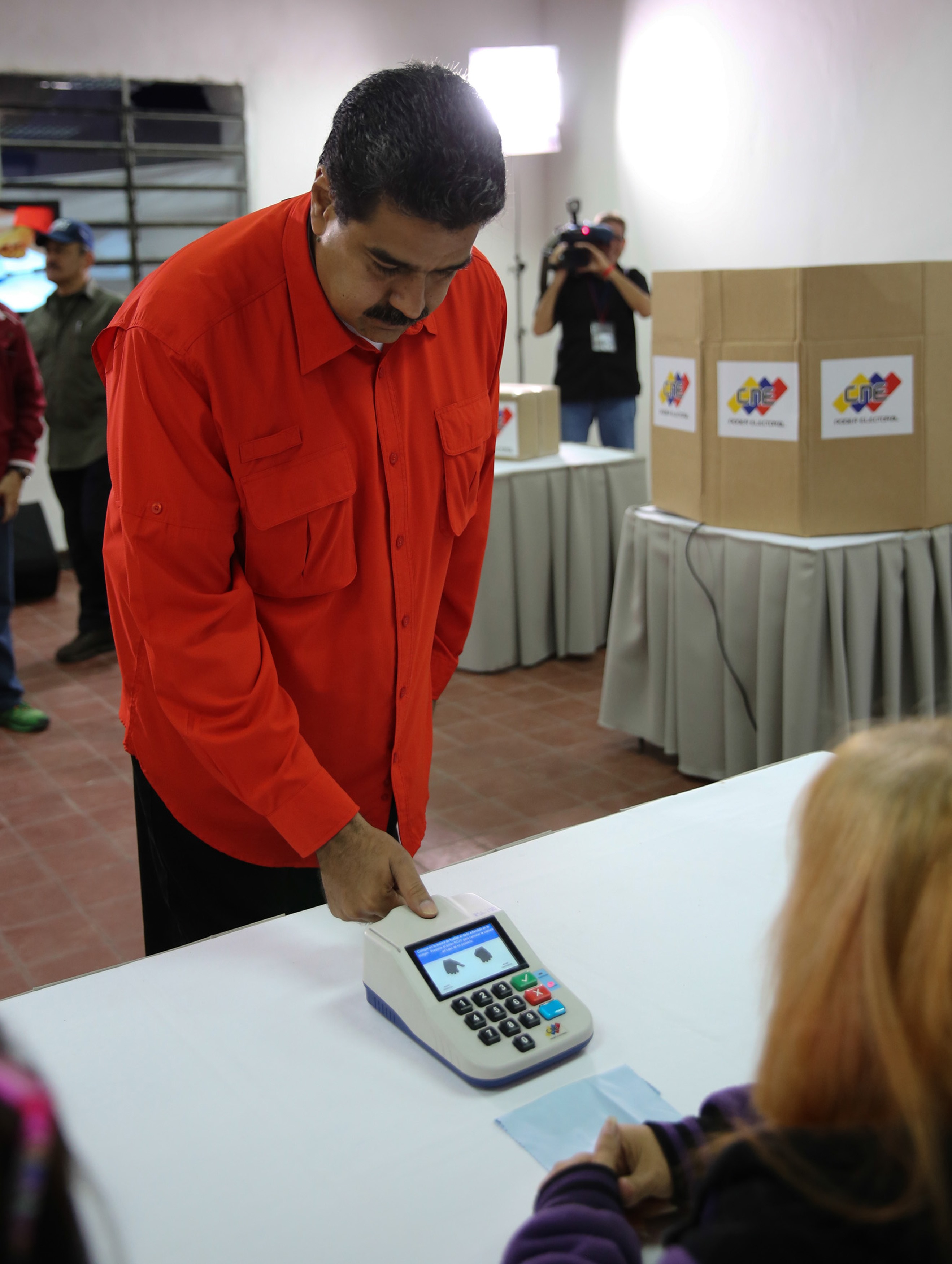 رئيس فنزويلا يجرى اجراءات التأكد من الهوية للإدلاء بصوته