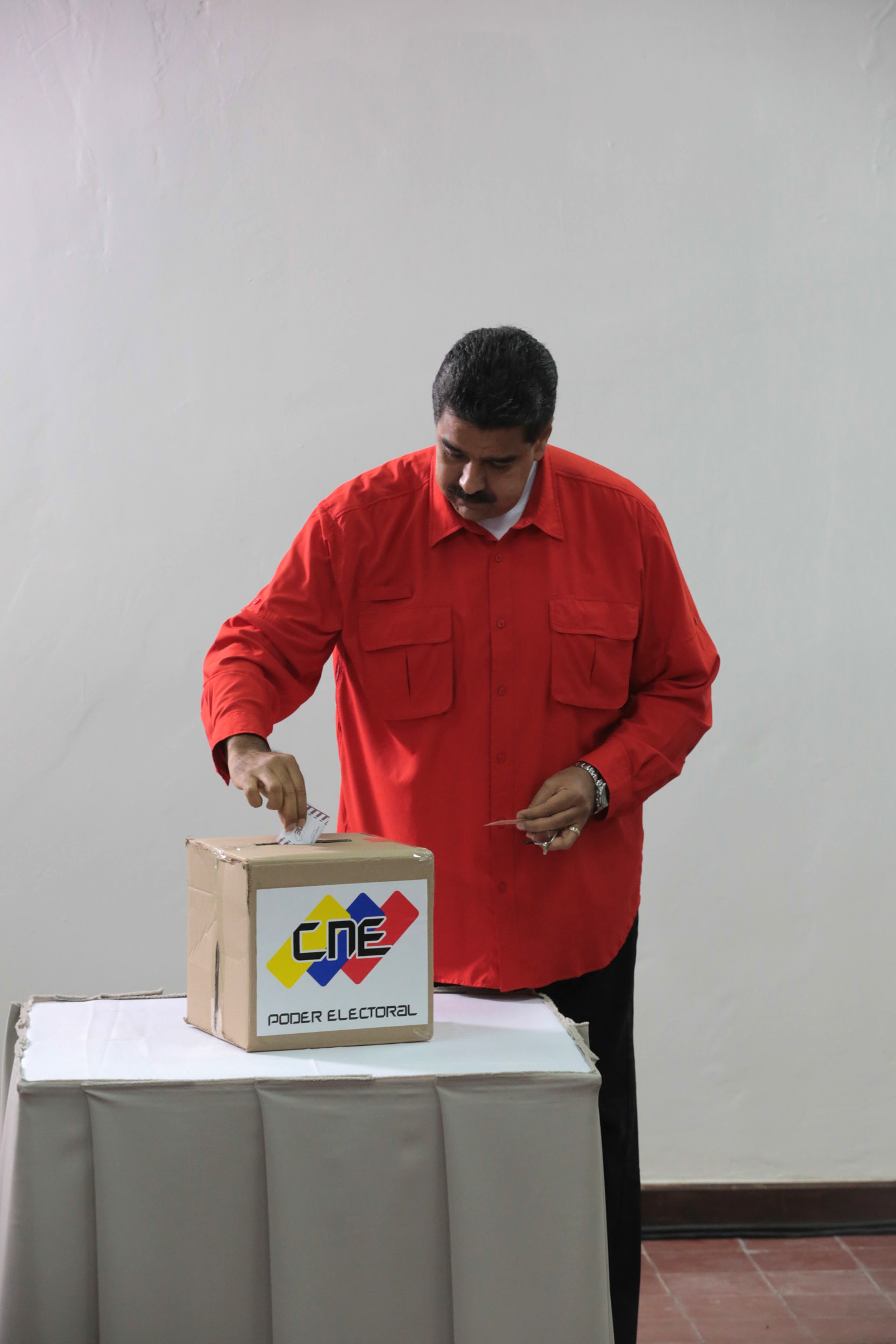 الرئيس الفنزويلى يضع ورقة الاقتراع داخل صندوق التصويت