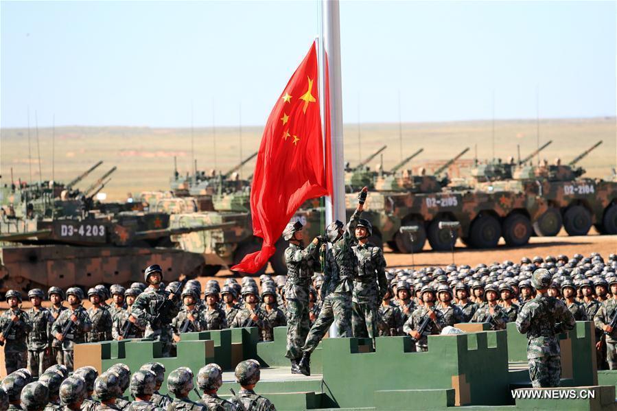 رفع العلم الصينى خلال العرض العسكرى