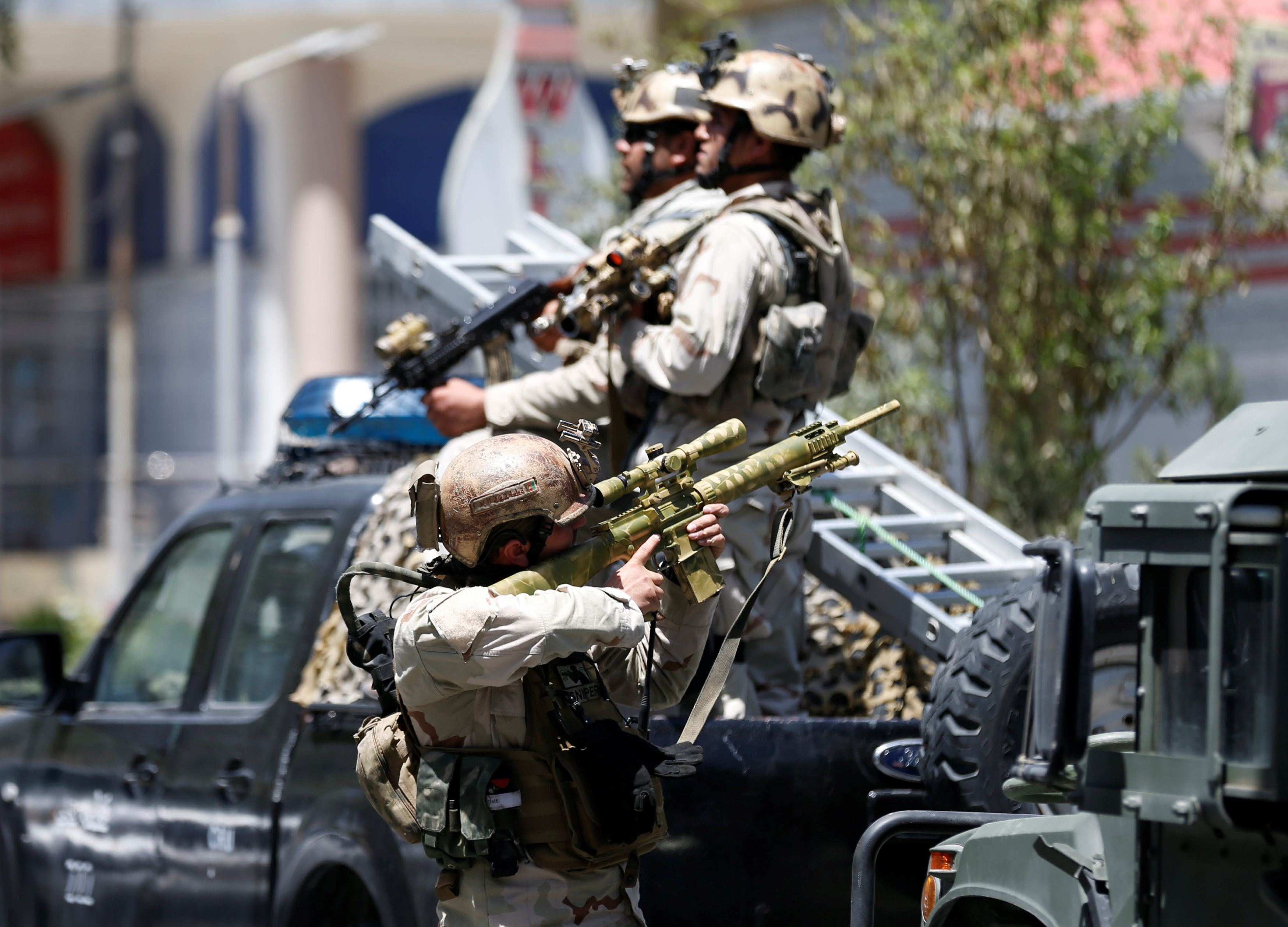 وصول قوات الجيش الأفغانية موقع التفجير فى كابول