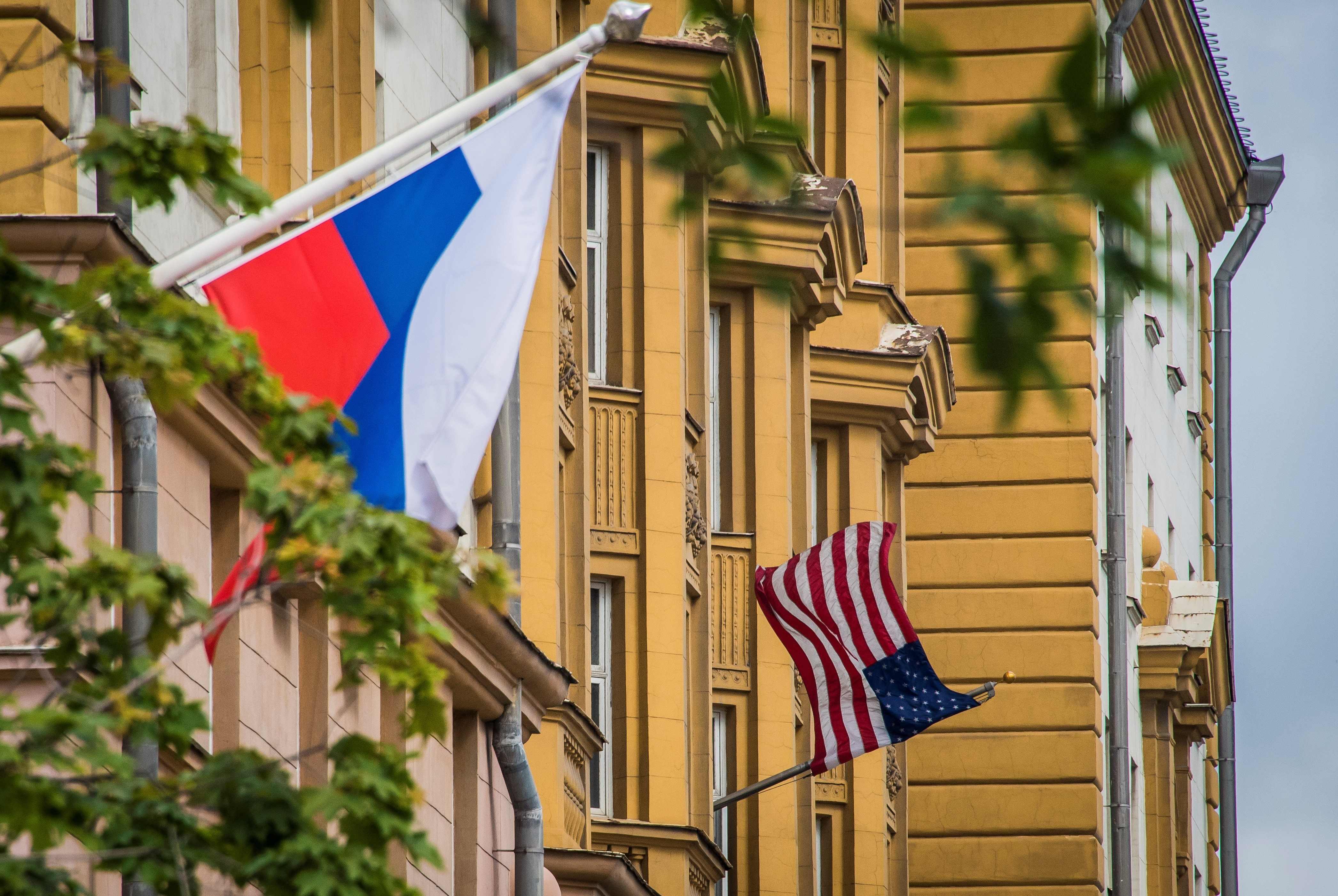العلم الأمريكى والروسى على مبنى السفارة الأمريكية بموسكو
