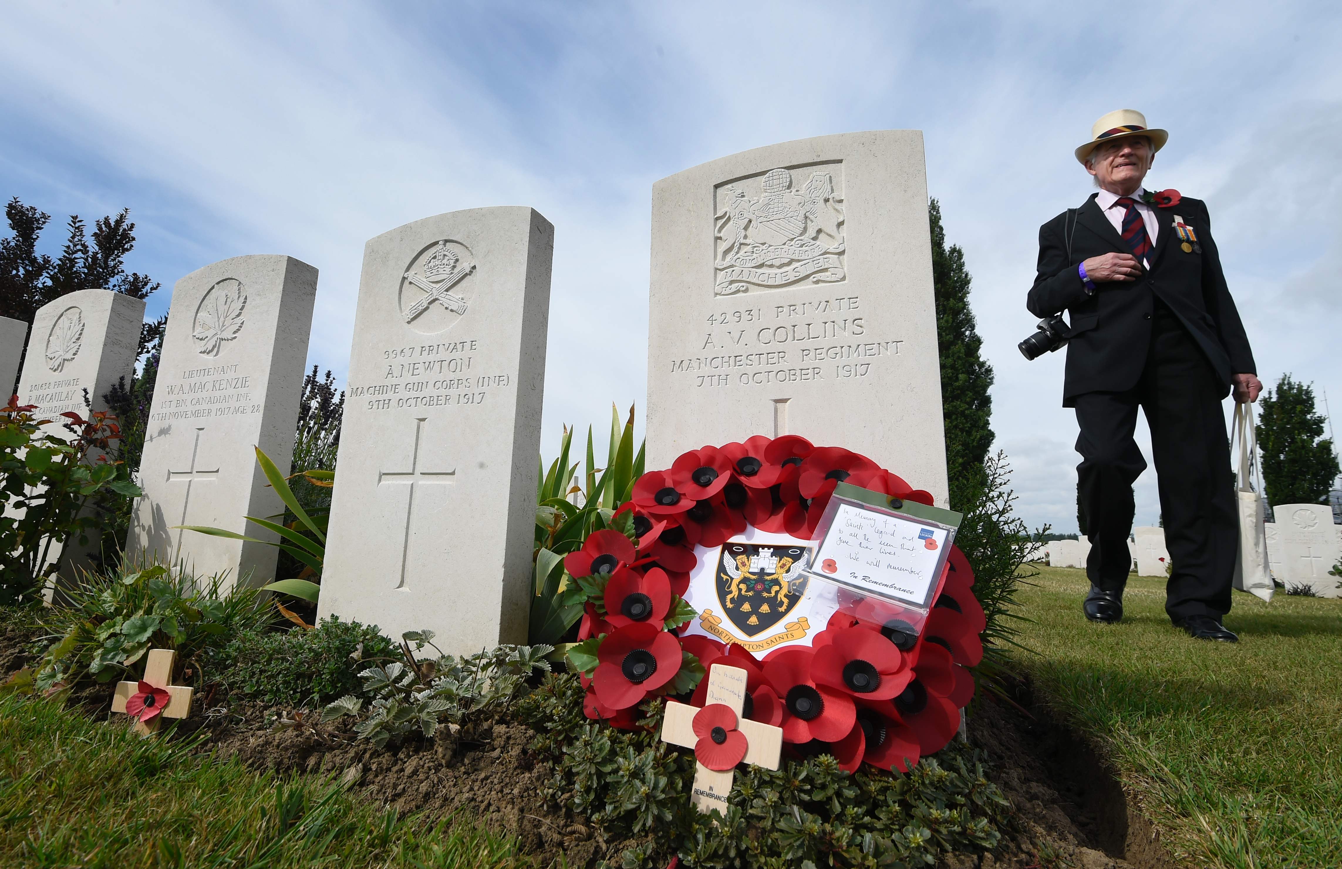 اكليل زهور على قبر أحد ضحايا الحرب العالمية الأولى