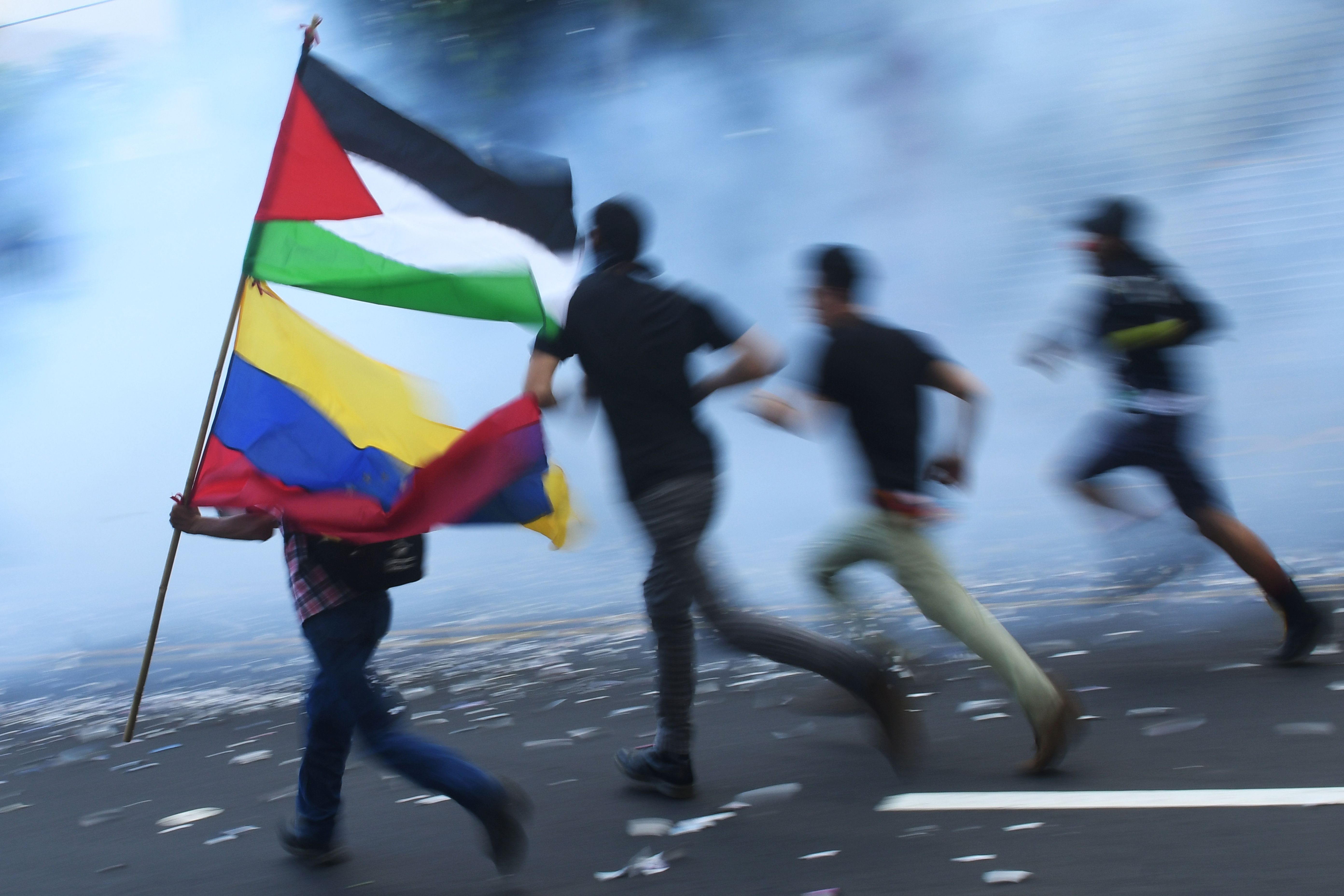 متظاهرو السلفادور يحملون أعلام فلسطين وفنزويلا