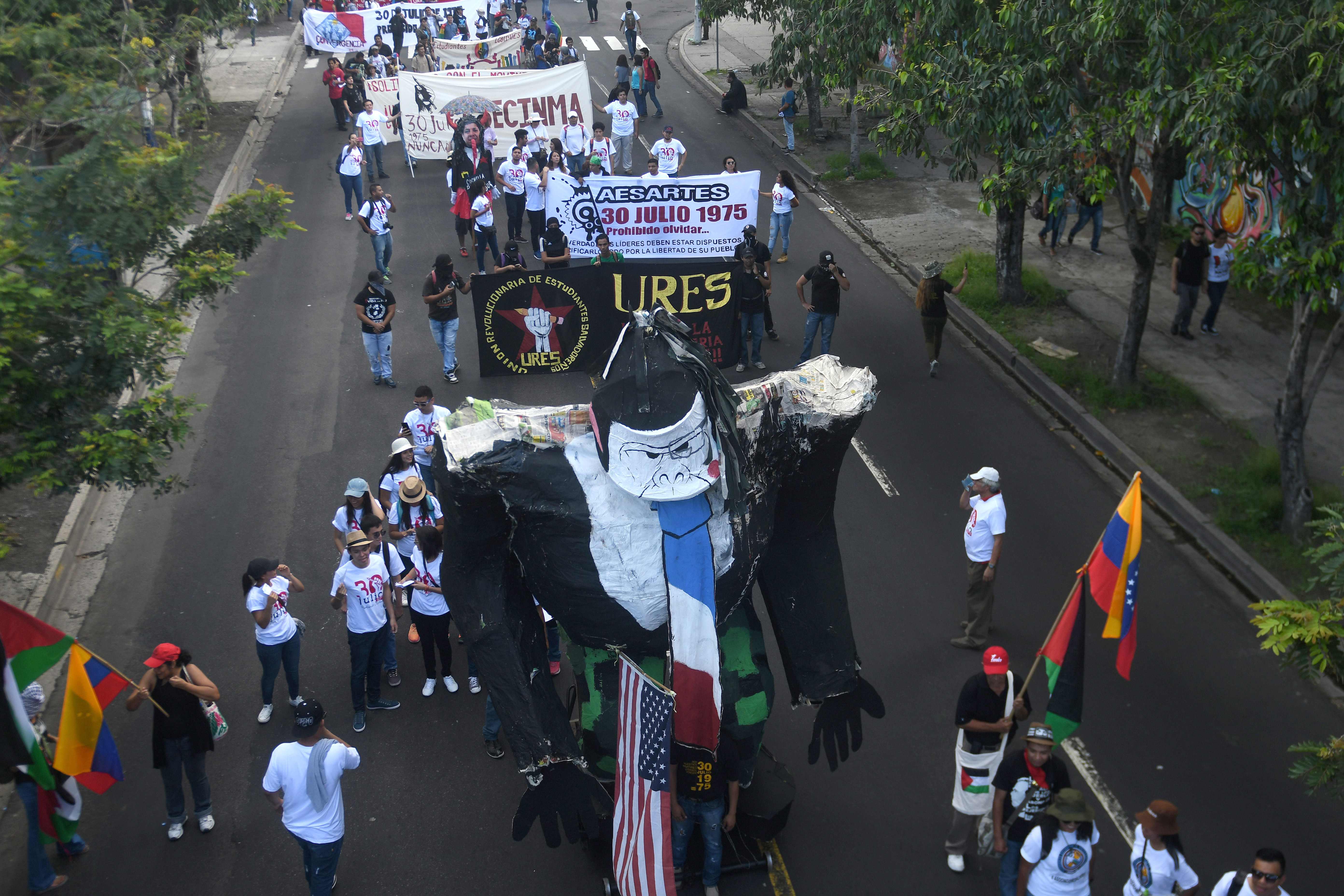 مسيرة فى السلفادور لاحياء ذكرى مظاهرة طلابية