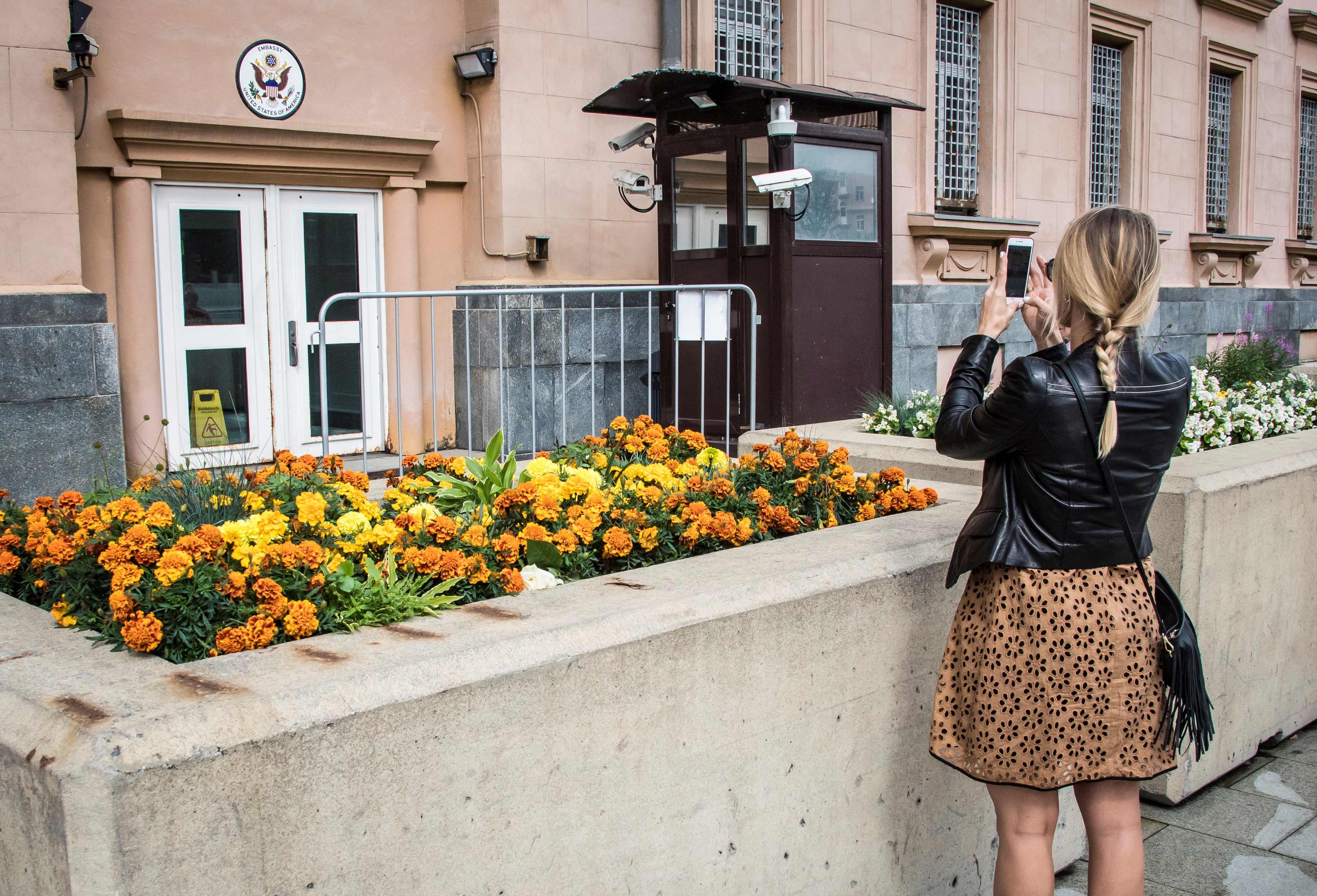 فتاة تصور أبواب السفارة الأمريكية المغلقة فى موسكو