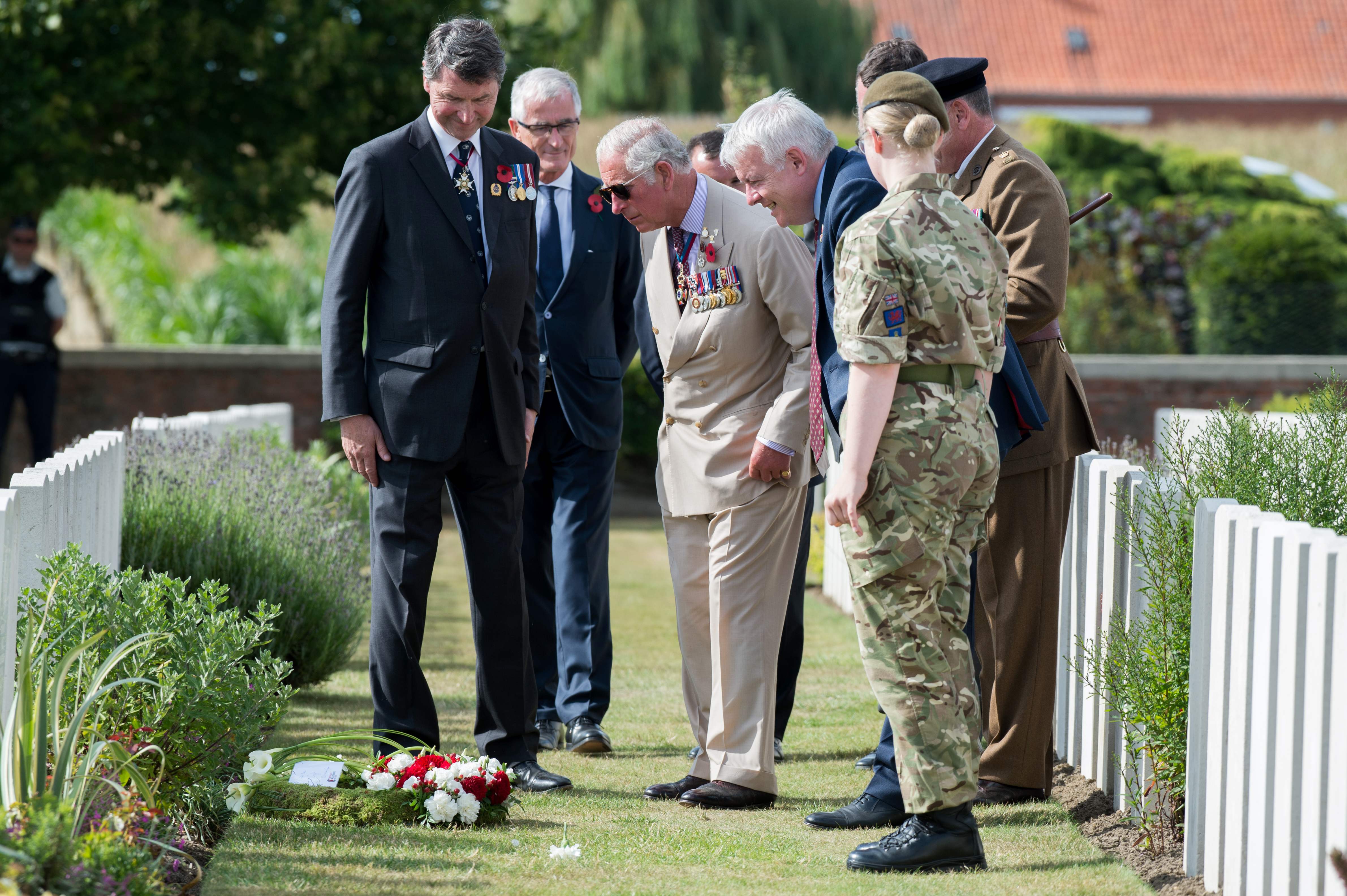 الأمير تشارلز يضع الزهور علي قبور الجنود فى ذكرى معارك باشنديل