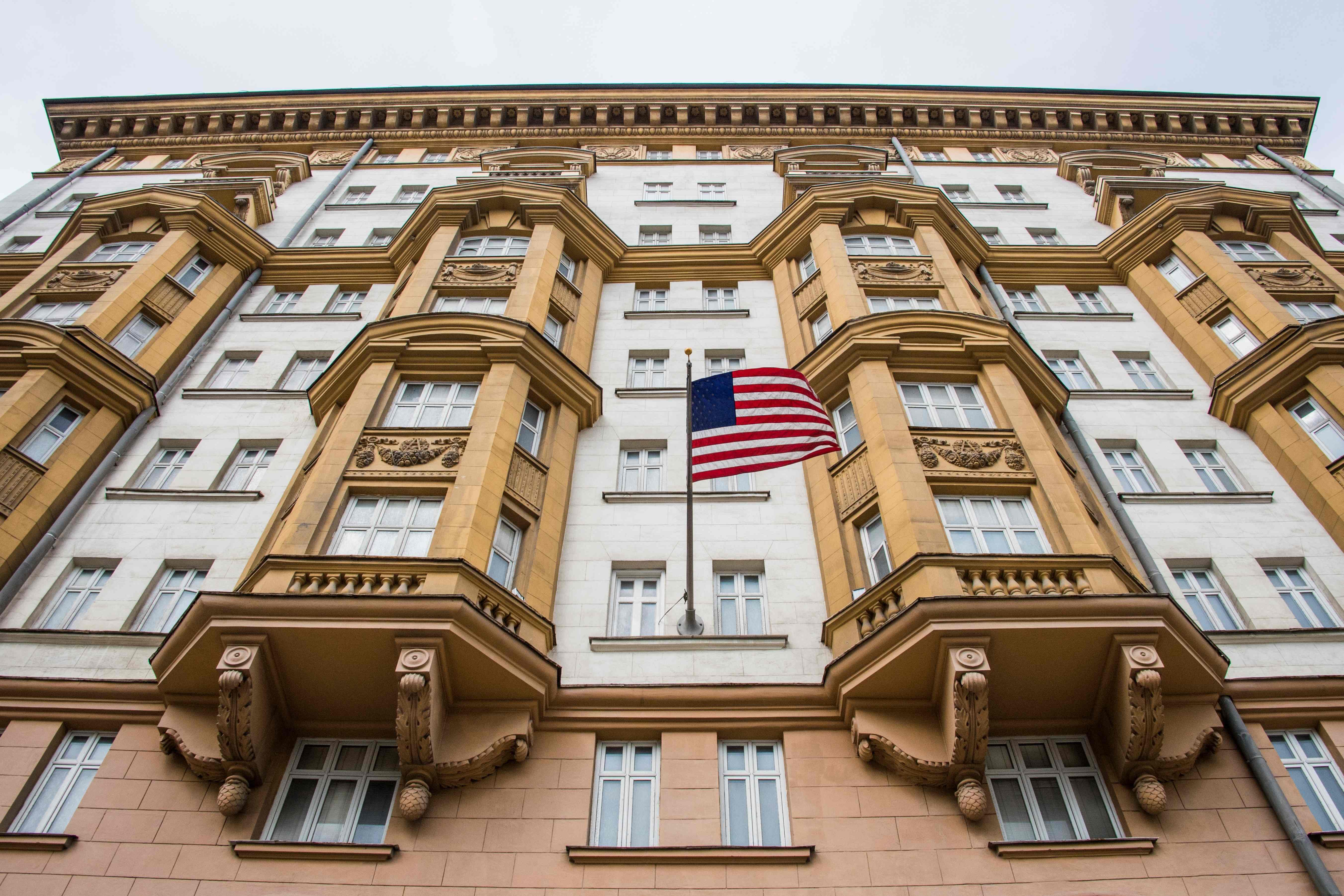 علم أمريكا على مبنى السفارة فى واشنطن