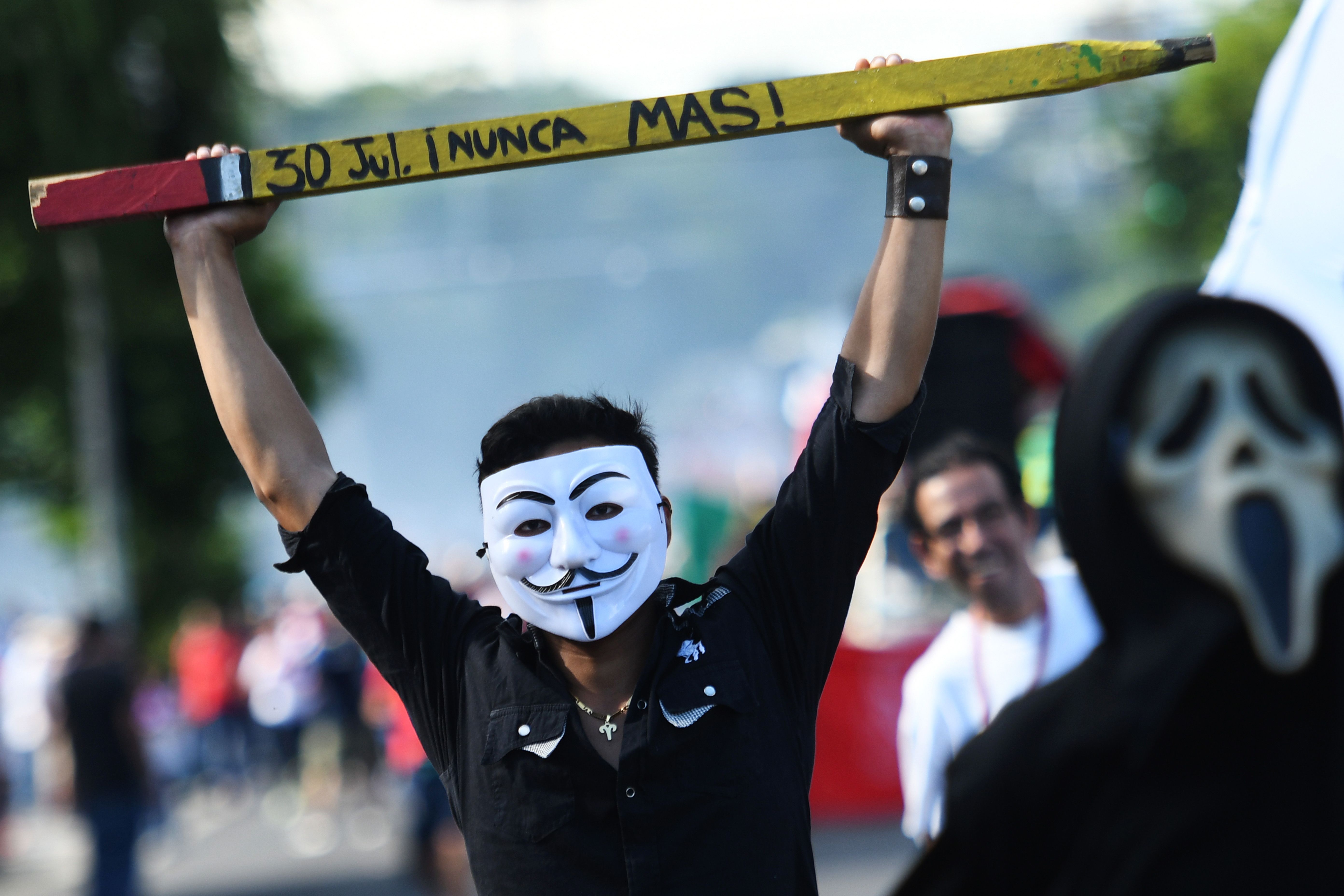 قناع فانديتا فى مظاهرات الطلاب بالسلفادور