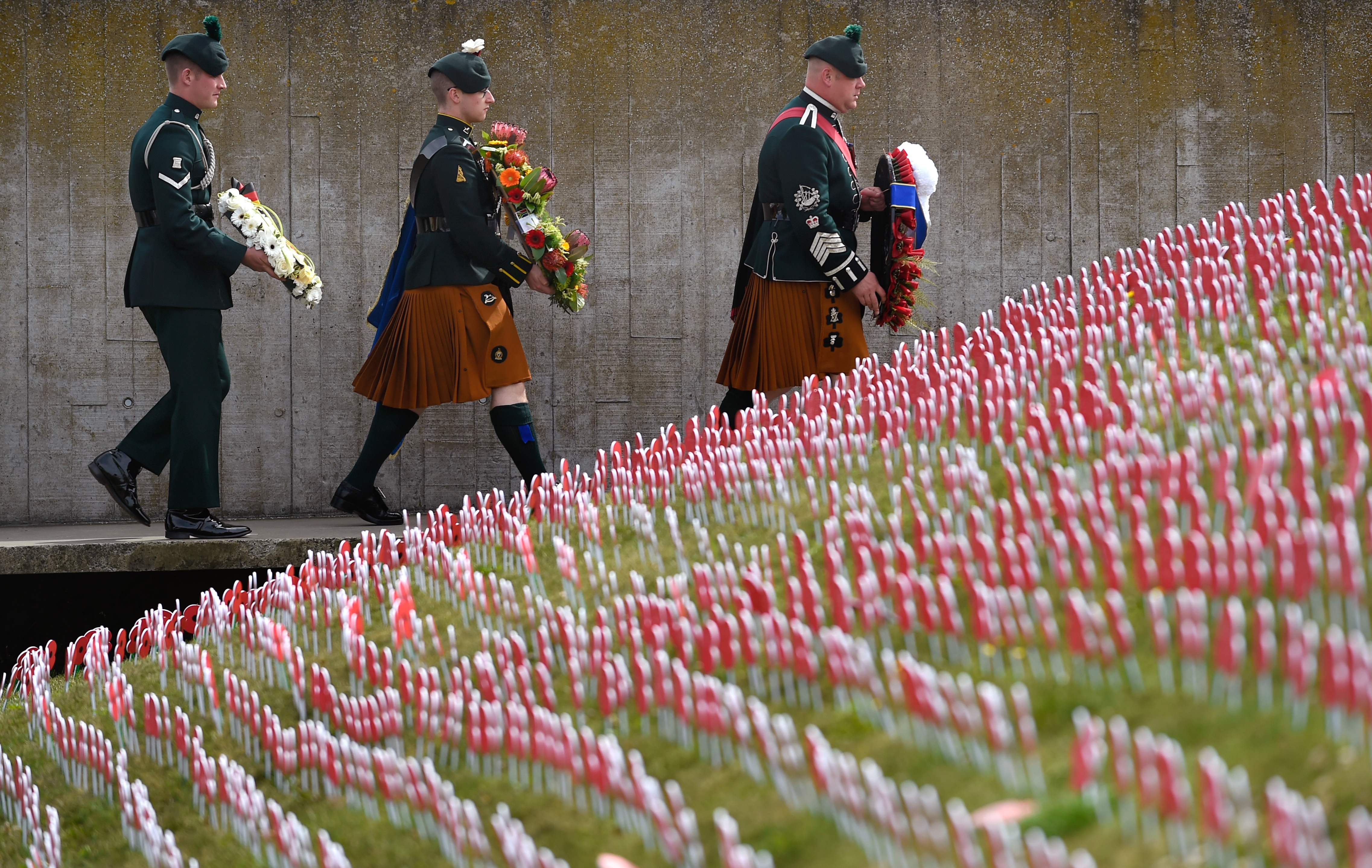 جنود يحملون اكاليل الزهور خلال احياء ذكرى معركة باشنديل