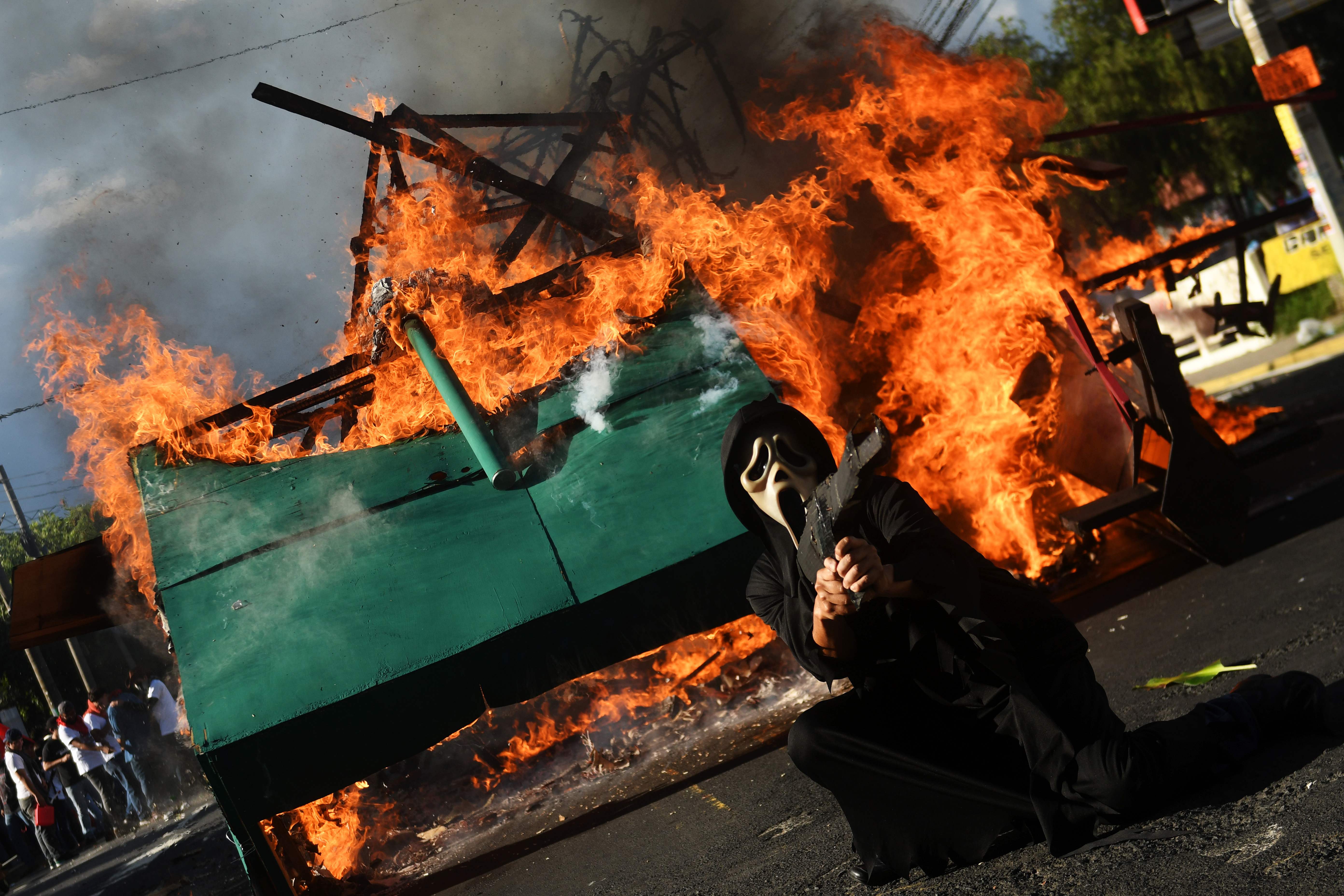 متظاهرون يحرقون مجسمات لمركبات عسكرية بالسلفادور