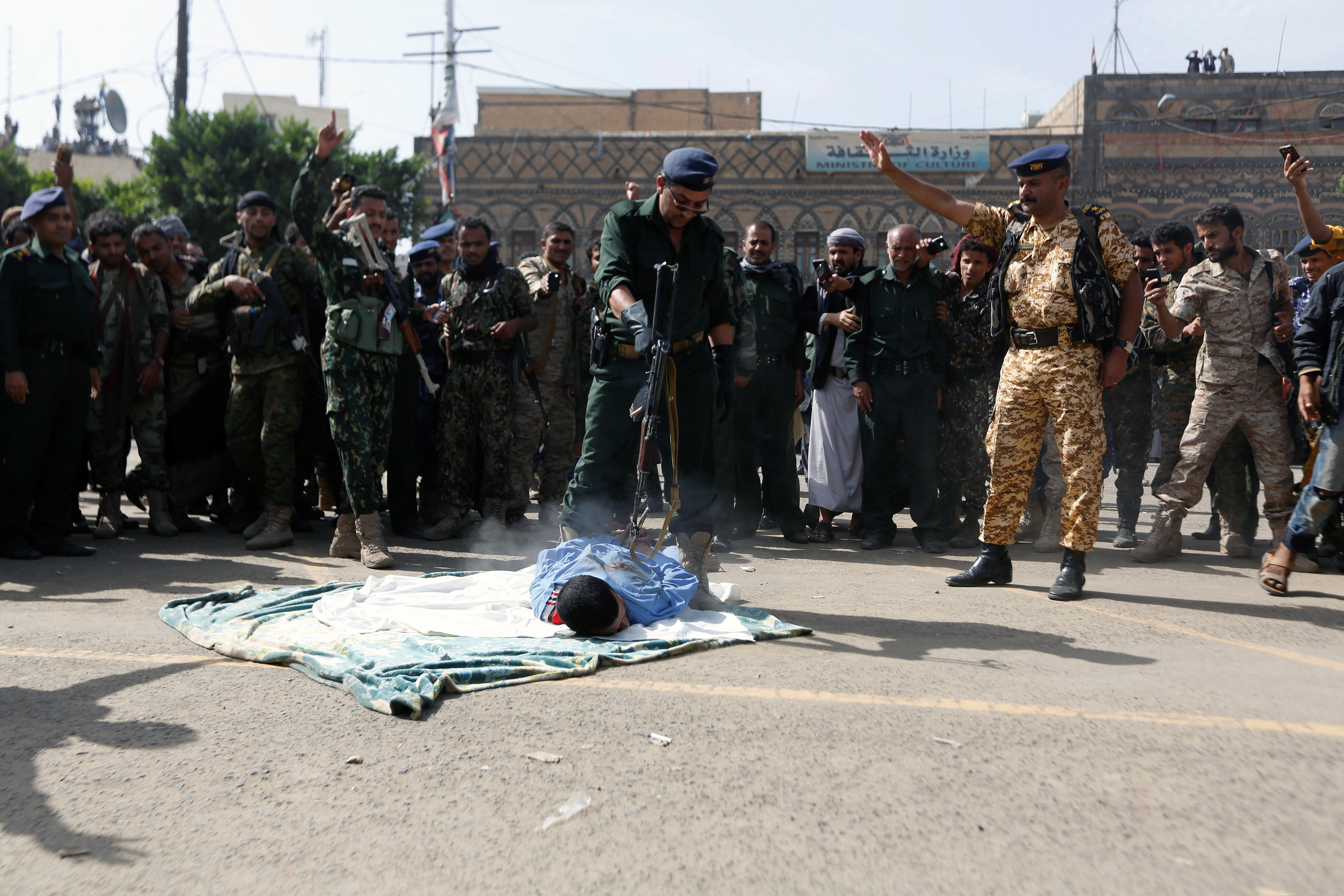 شرطى يمنى ينفذ عقوبة الإعدام رميًا بالرصاص على المتهم