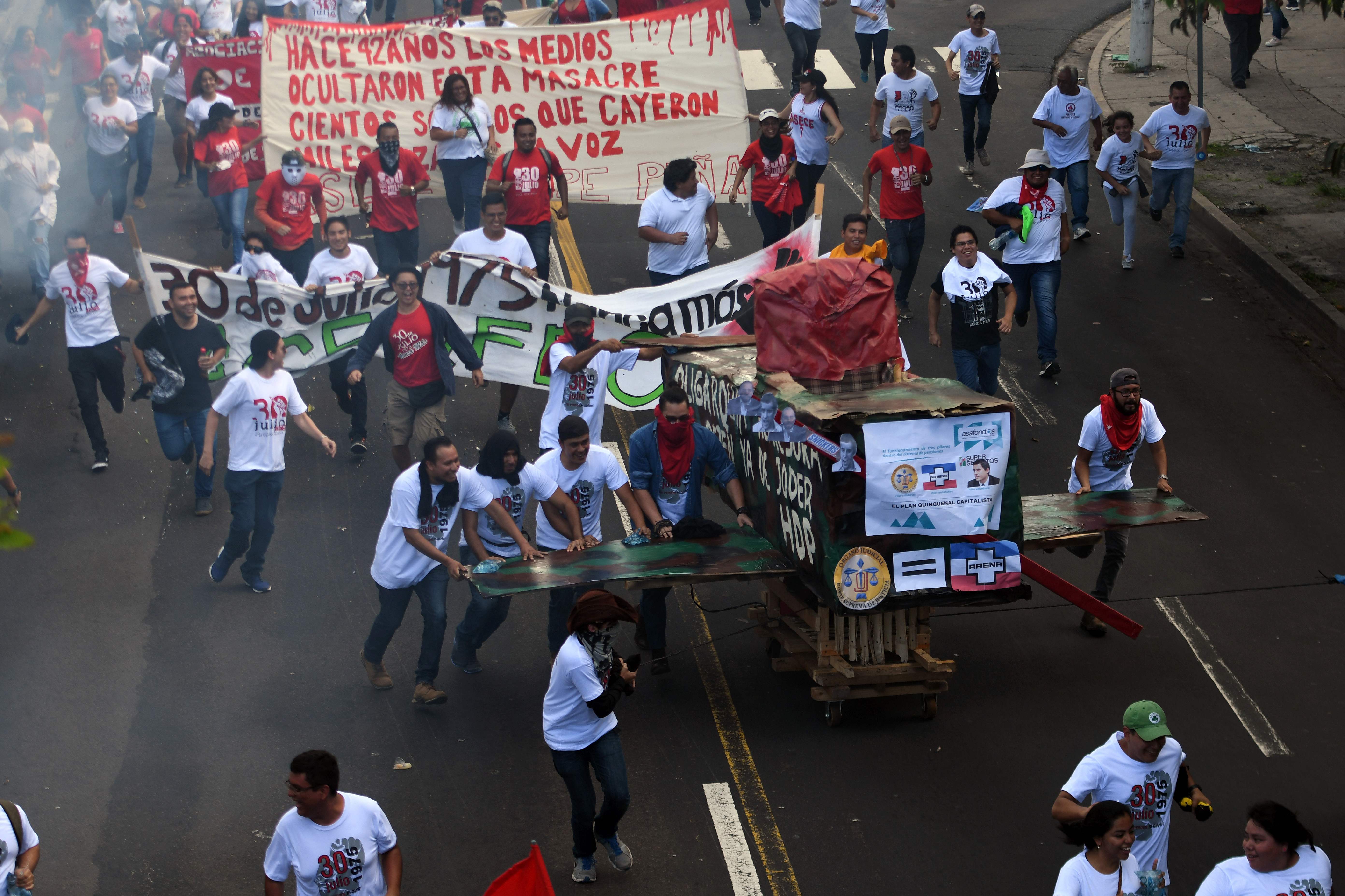 مظاهرات حاشدة فى السلفادور لاحياء ذكرى مقتل طلاب