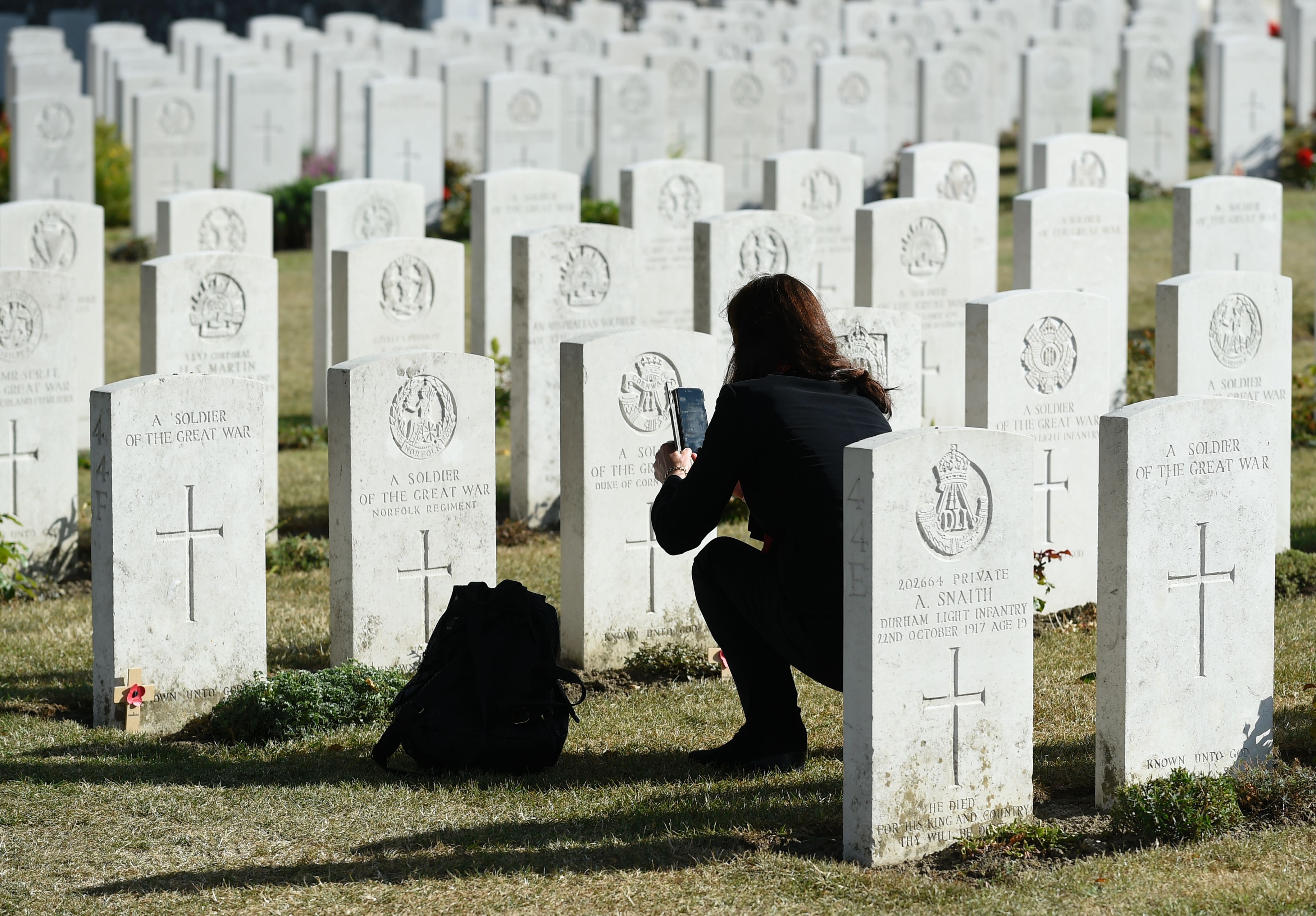 فتاة تصور قبر أحد ضحايا معركة باشنديل فى الحرب العالمية الأولى