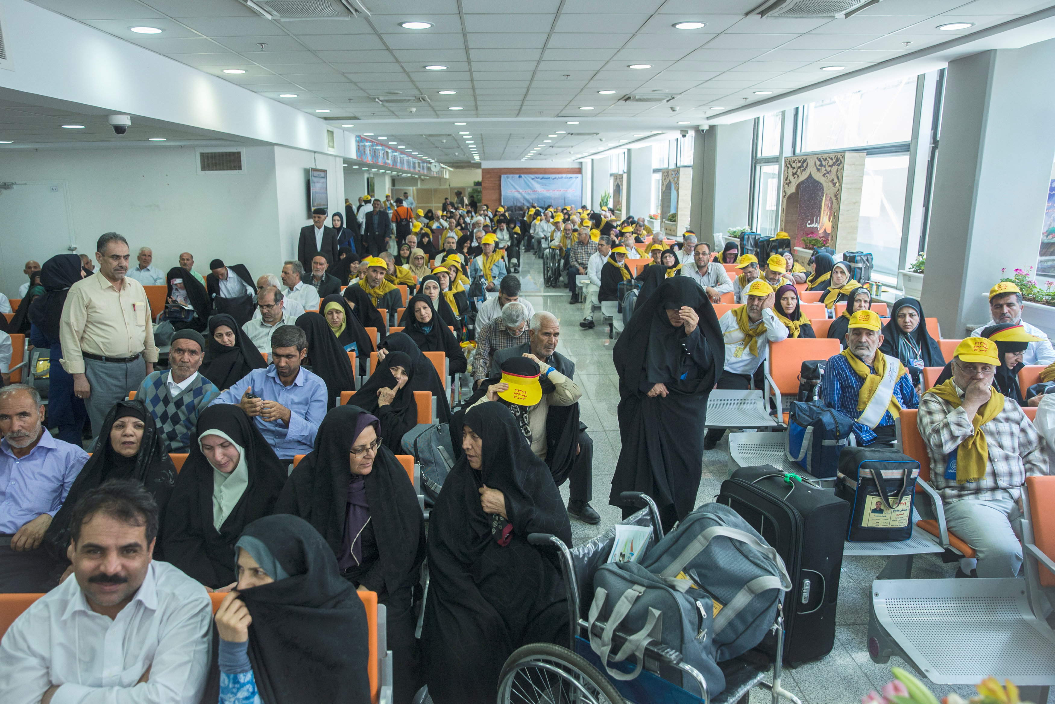 انتظار الحجاج الإيرانيين فى المطار للسفر إلى السعودية