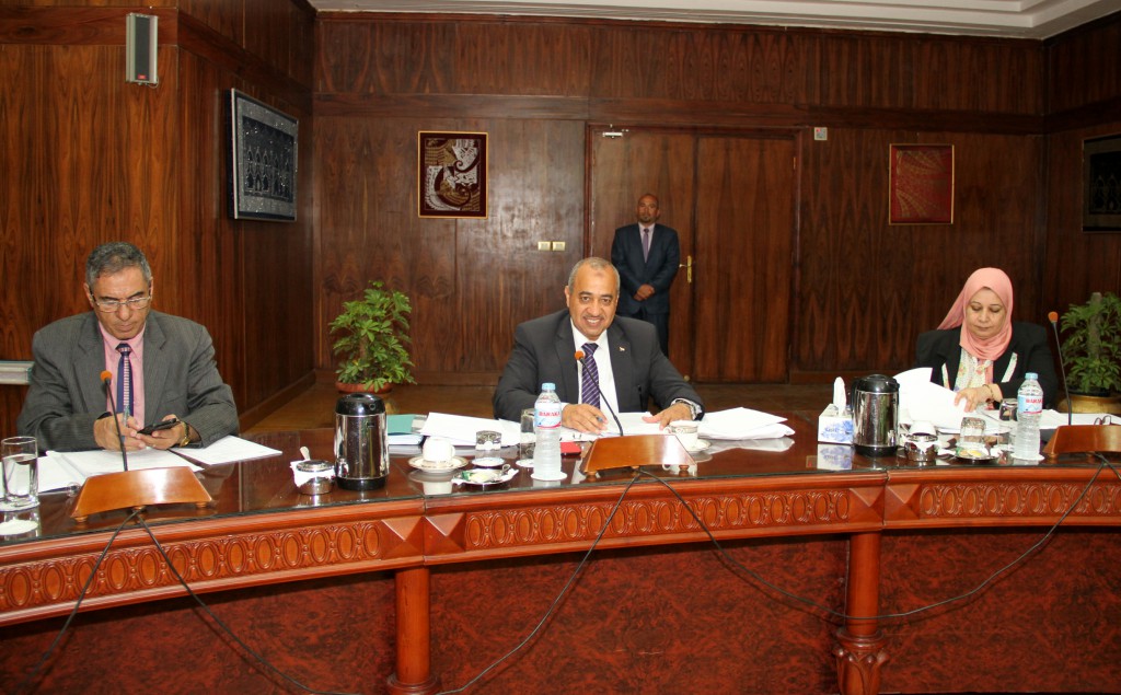 مجلس جامعة طنطا يكرم نائب رئيس الجامعة للتعليم والطلاب (3)