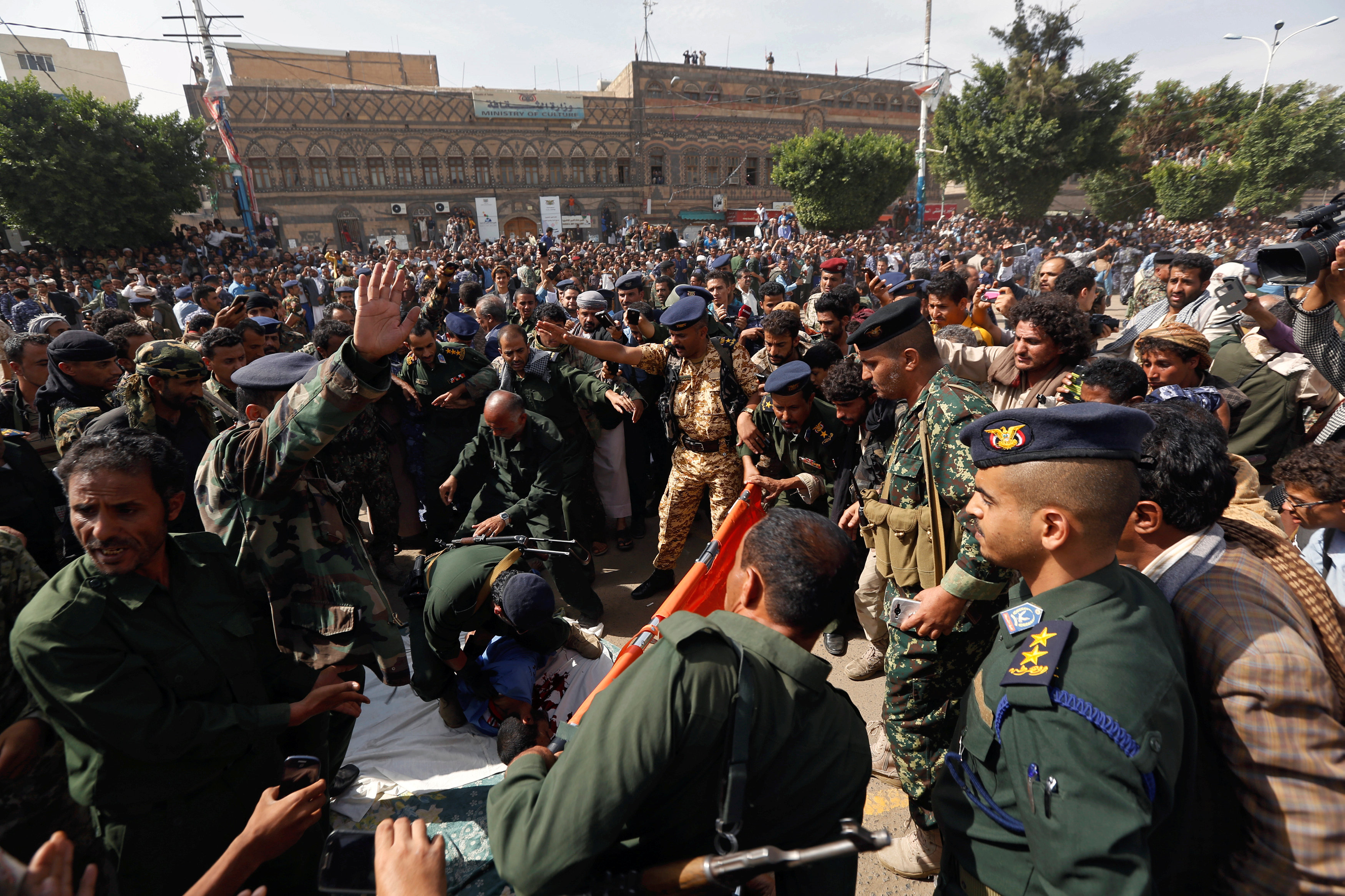 رجال الشرطة يتأكدون من وفاة المتهم عقب تنفيذ عقوبة الإعدام