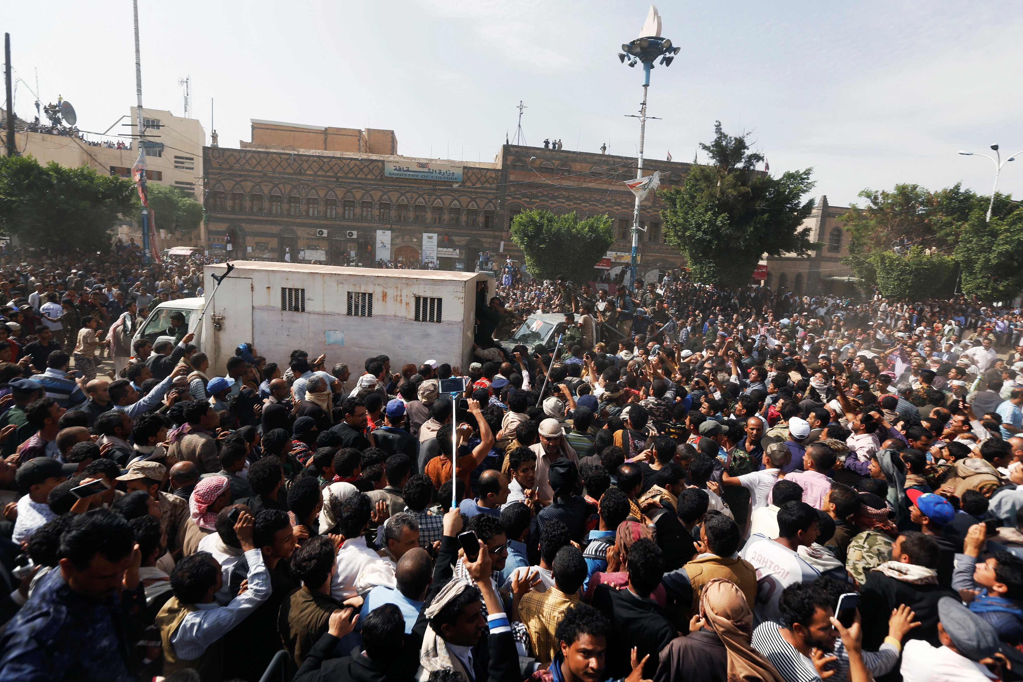 نقل المتهم بقتل واغتصاب طفلة لتنفيذ حكم الإعدام فى اليمن