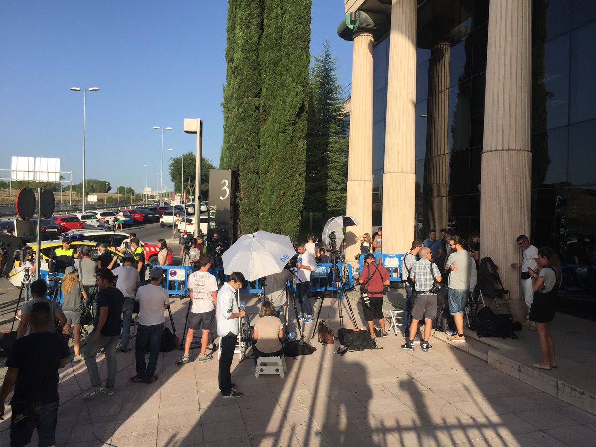 الصحفيون يترقبون وصول رونالدو إلى ساحة المحكمة