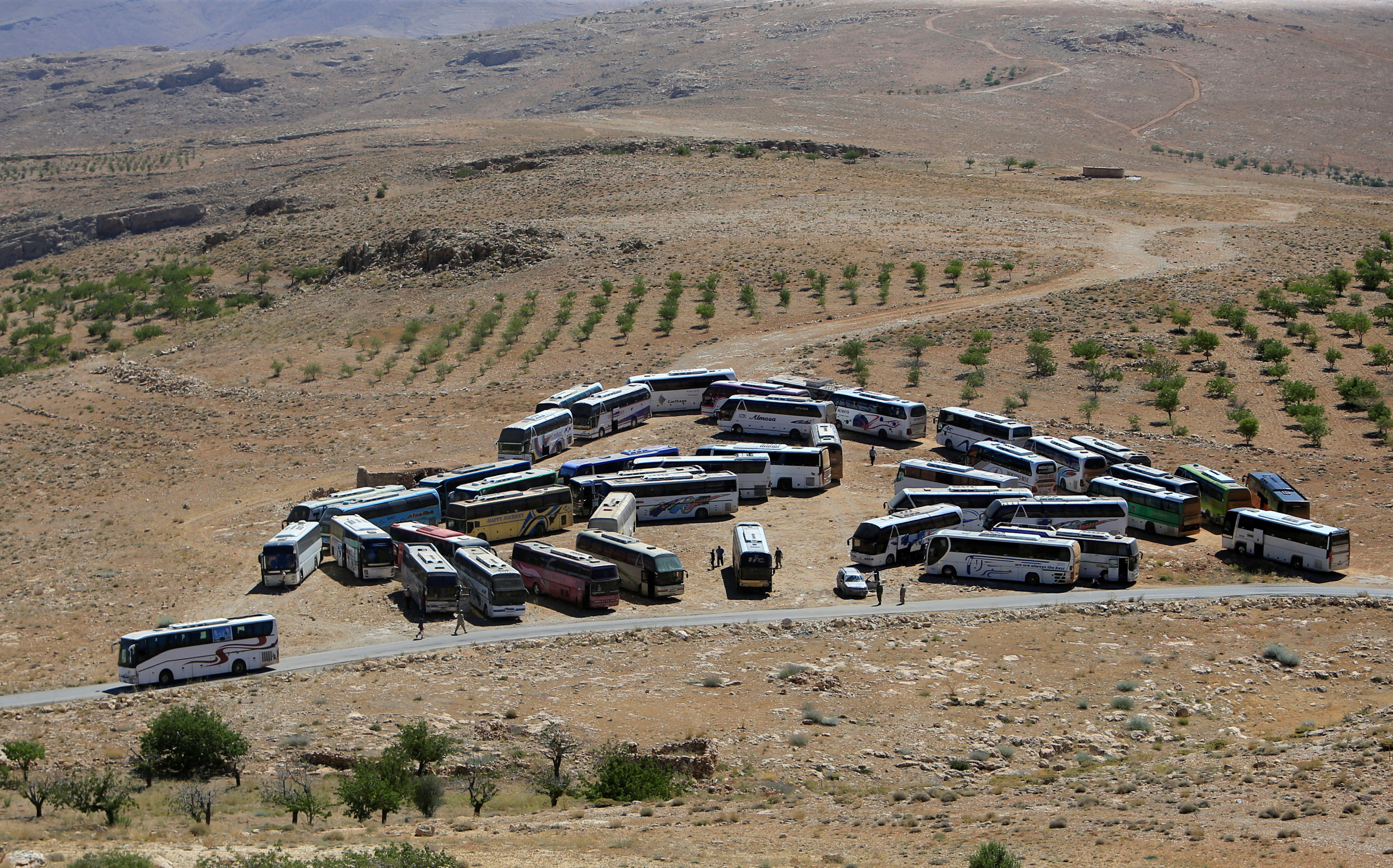 آلاف يستعدون لترك منطقة على الحدود بين لبنان وسوريا وفقا لاتفاق
