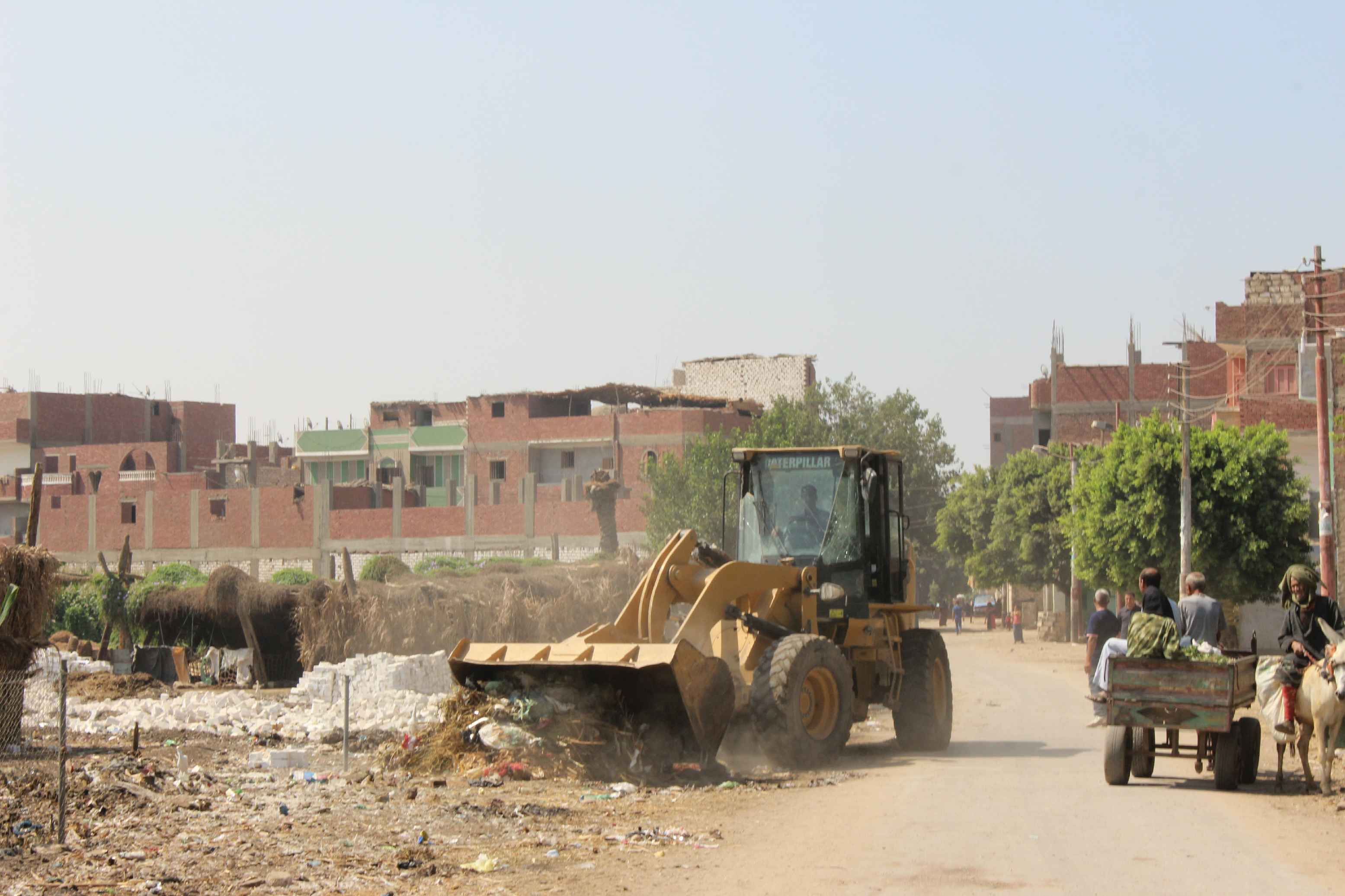 رفع القمامة والمخلفات من الشوارع والطرق بمراكز المنيا (7)
