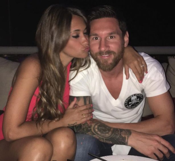 Antonella-Roccuzzo-kissing-Lionel-Messi (1)