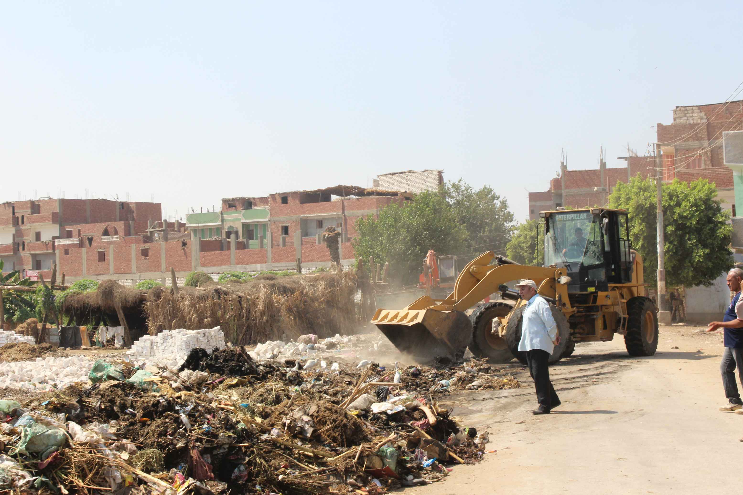 رفع القمامة والمخلفات من الشوارع والطرق بمراكز المنيا (8)