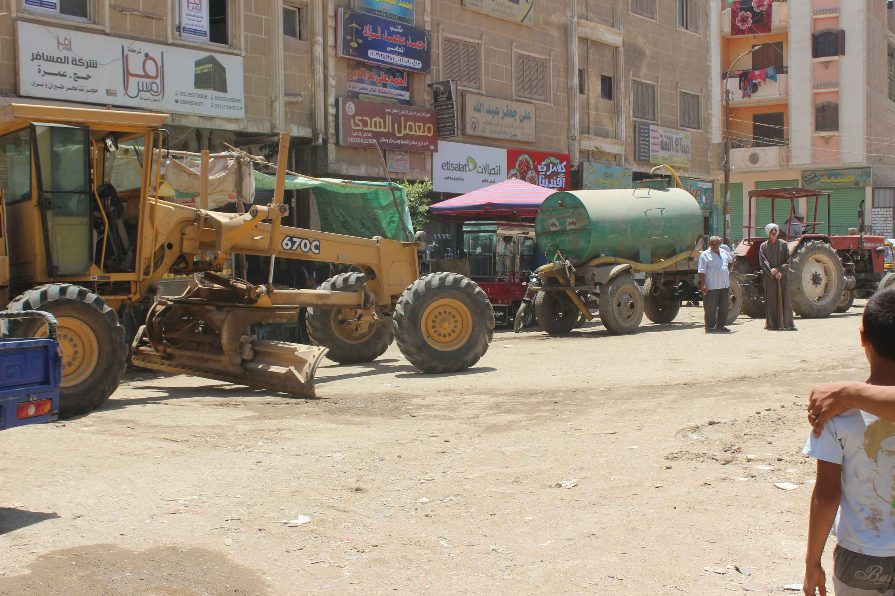 رفع القمامة والمخلفات من الشوارع والطرق بمراكز المنيا (6)