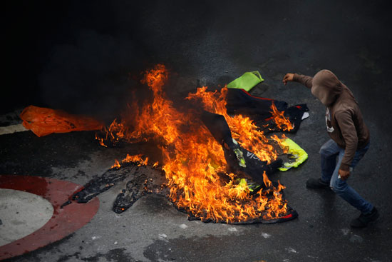 المتظاهرون يشعلون النيران فى الشوارع لمواجهة قوات الأمن