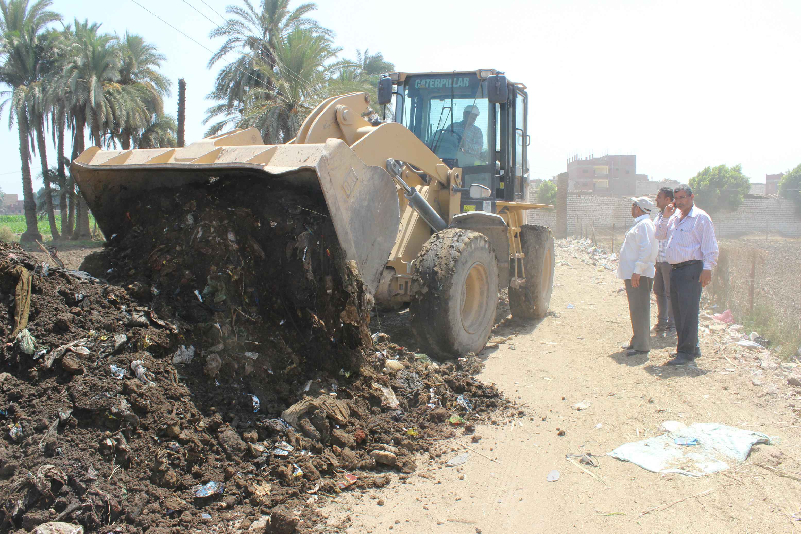 رفع القمامة والمخلفات من الشوارع والطرق بمراكز المنيا (2)