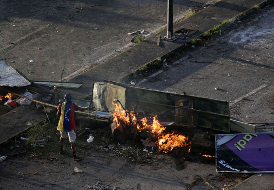 المحتجون يشعلون النيران فى القمامة لمنع عبور قوات الأمن