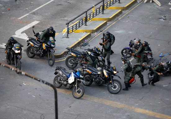 قوات الأمن تطارد المتظاهرين
